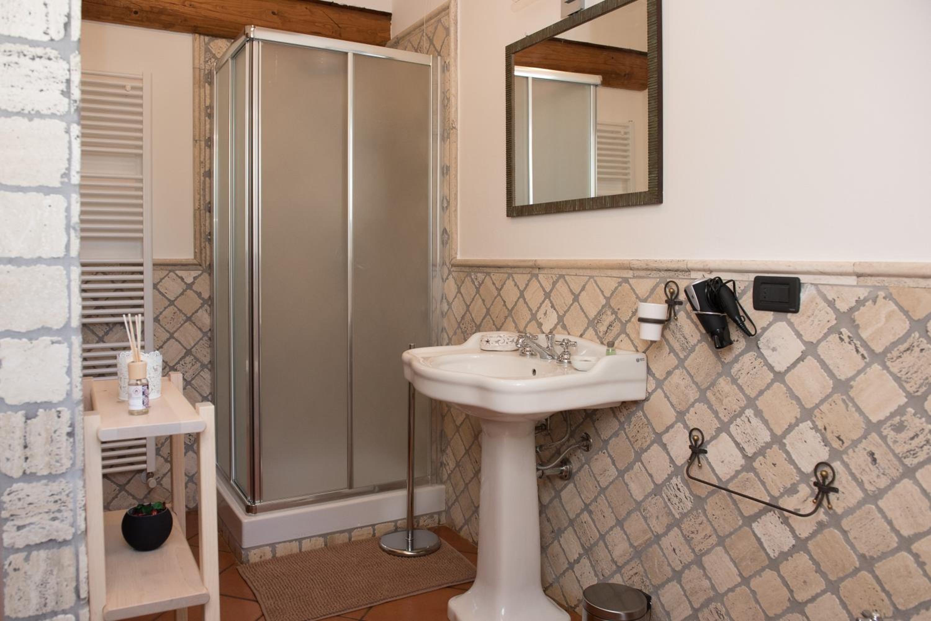 Double Room - Photo 13