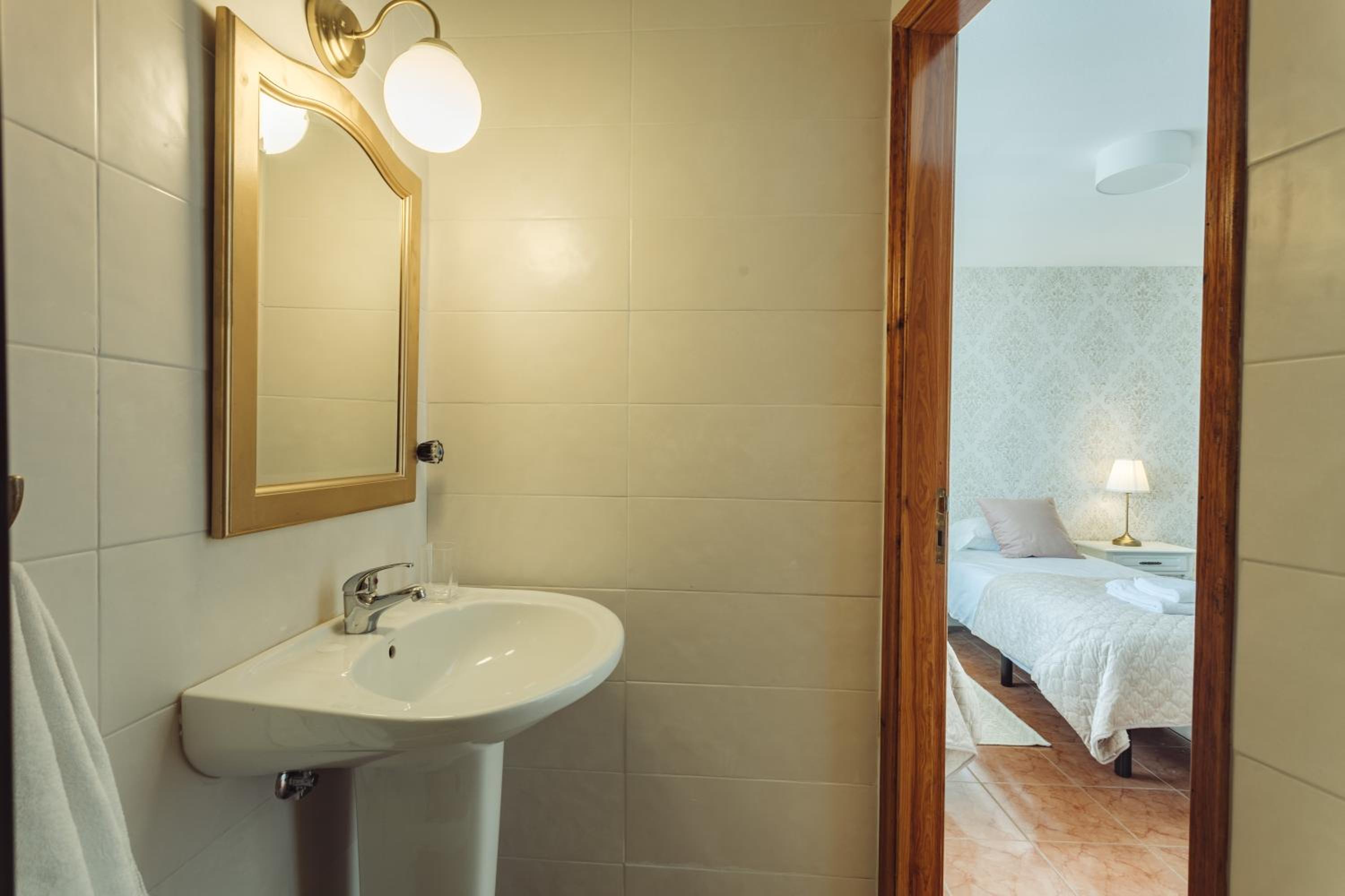 Double Room with Private Bathroom - Photo 4