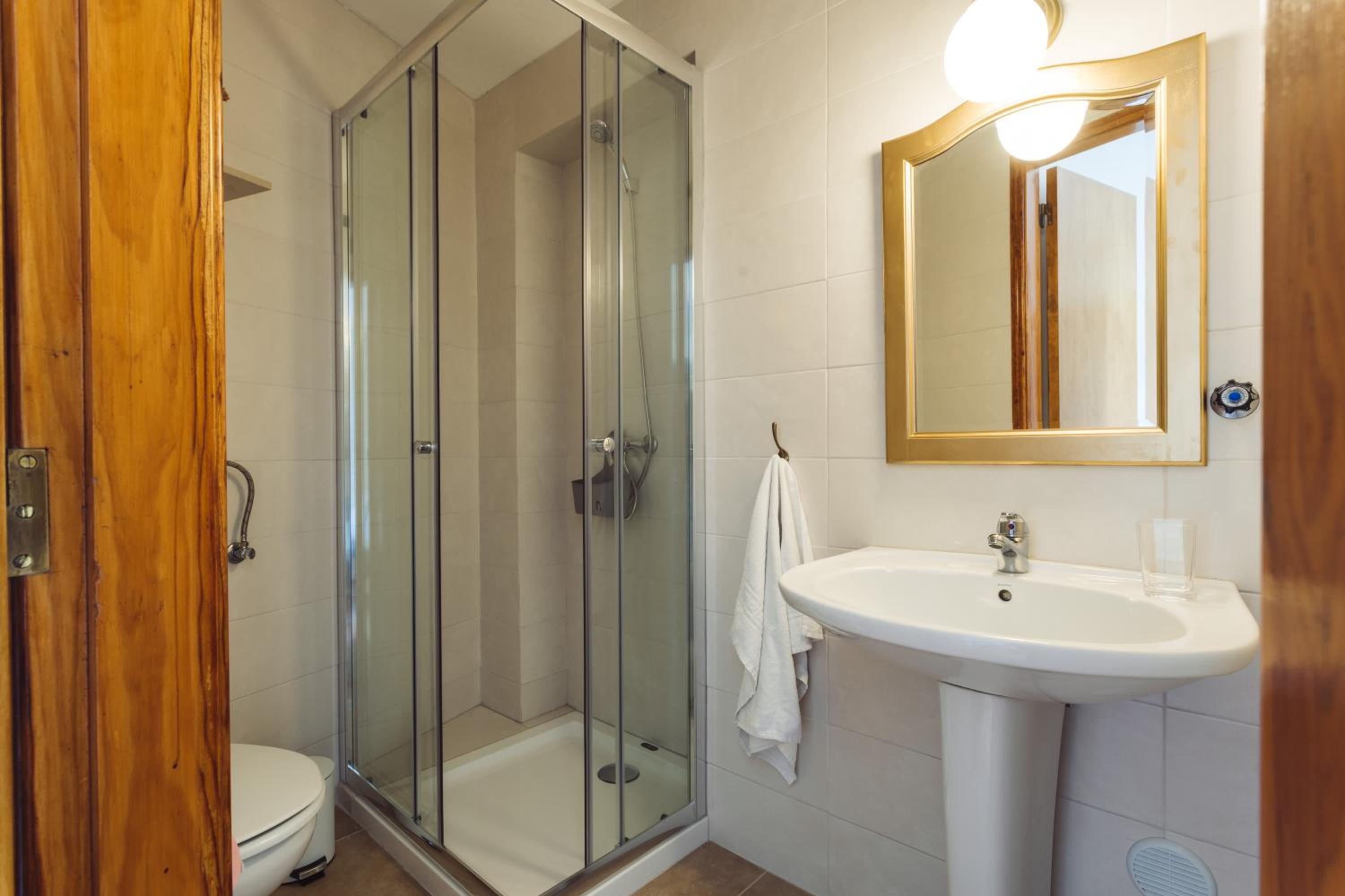 Double Room with Private Bathroom - Photo 2