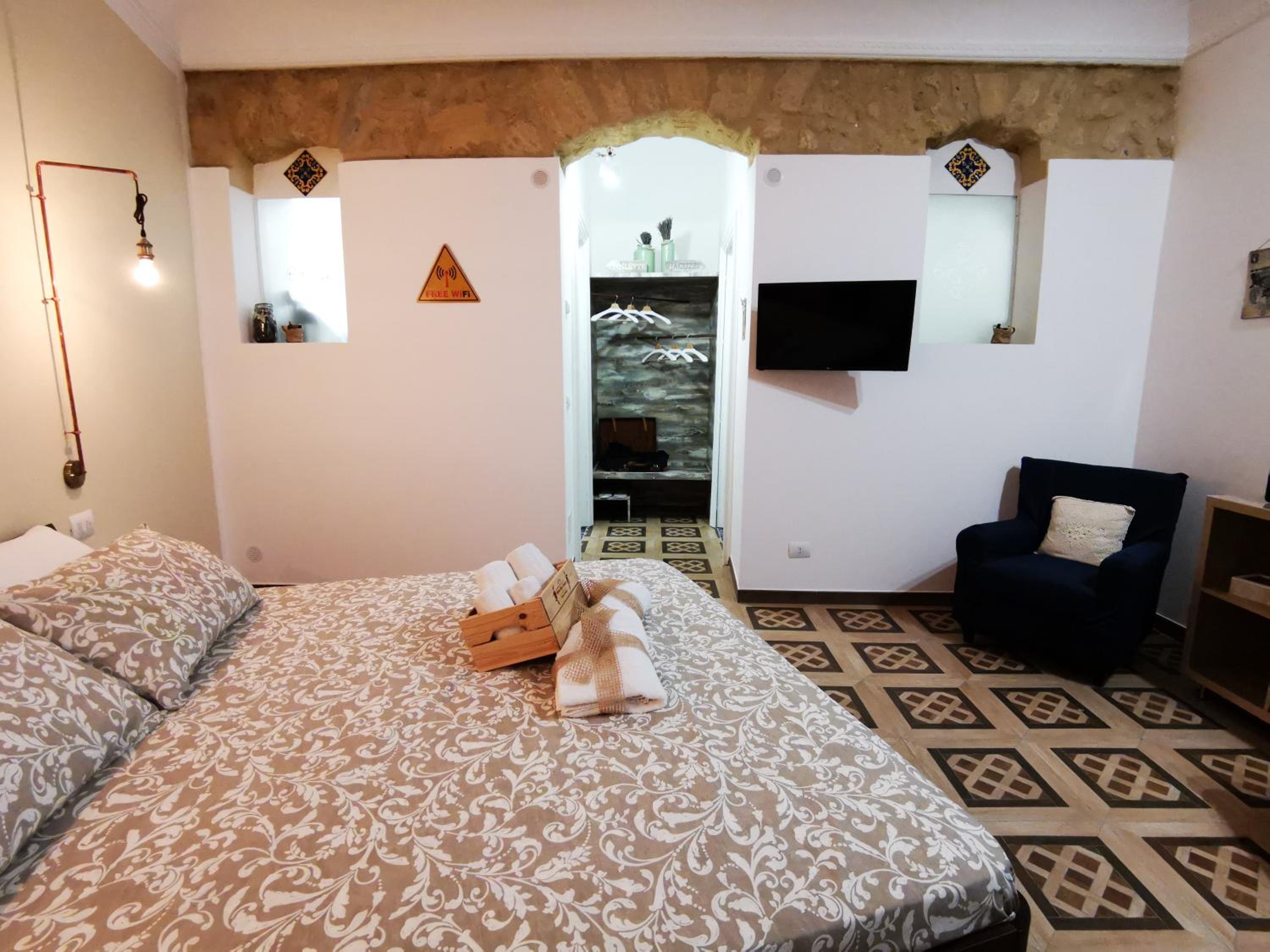 Double Room with Spa Bath - Photo 9