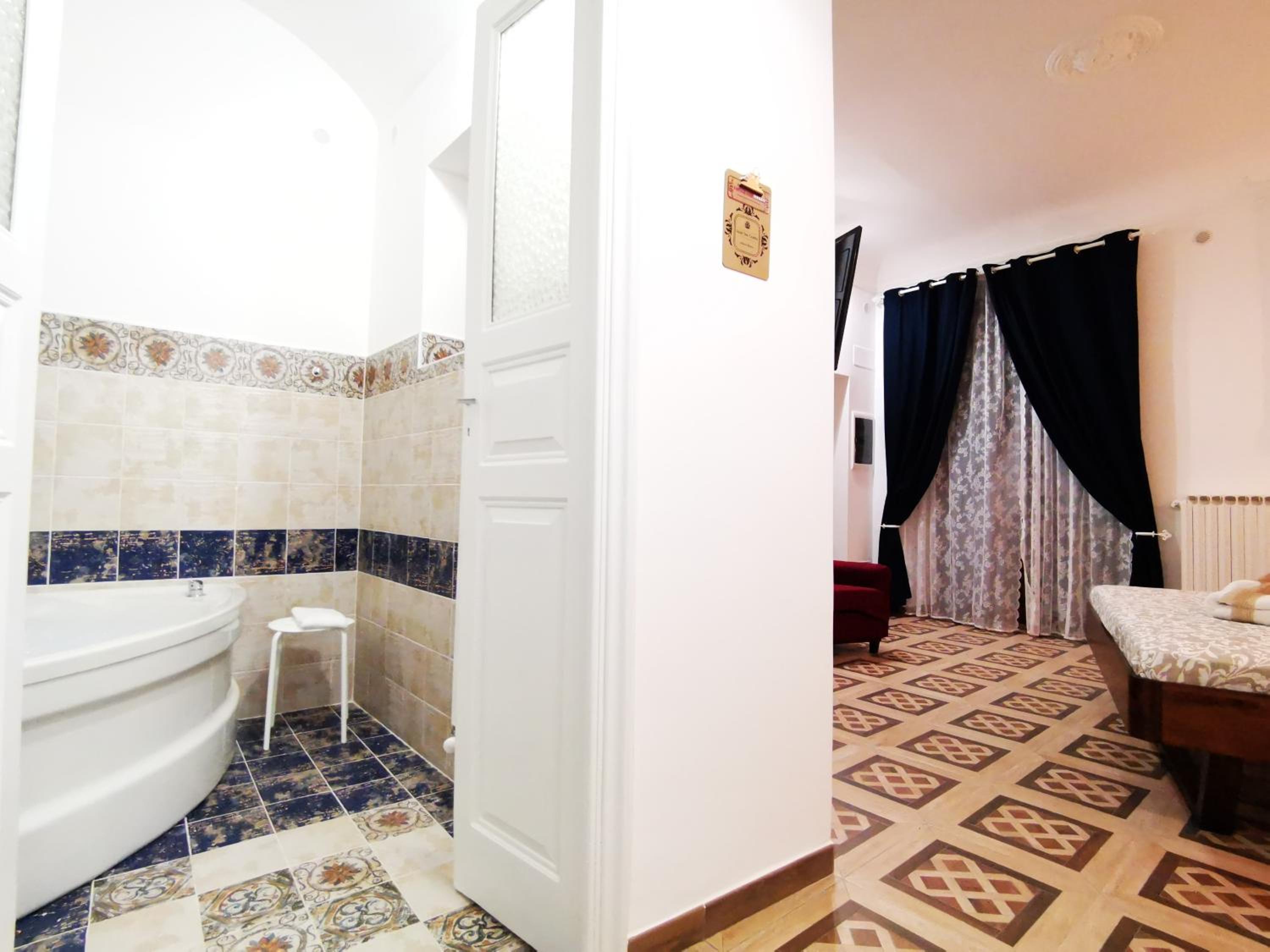 Double Room with Spa Bath - Photo 6