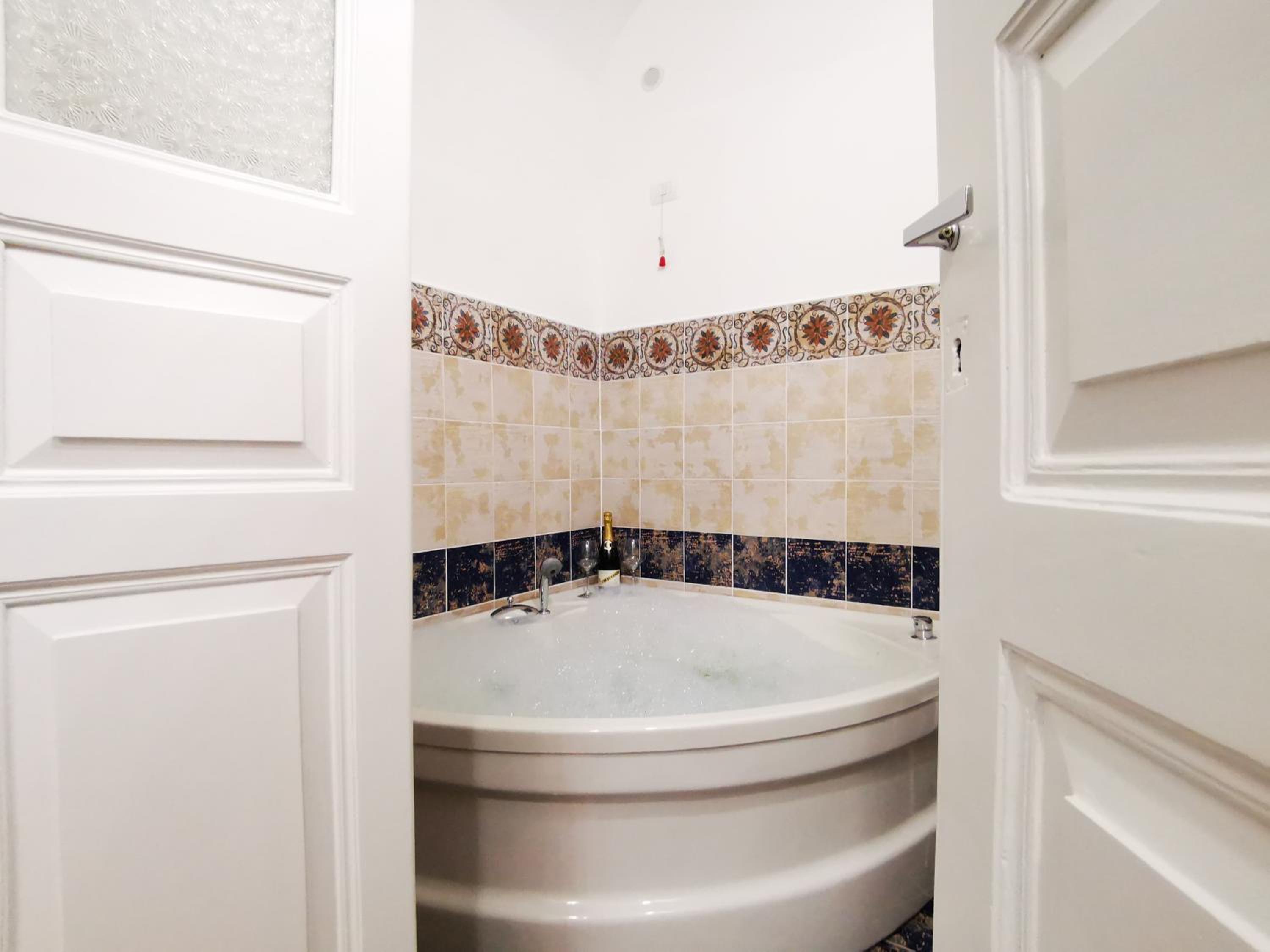 Double Room with Spa Bath - Photo 3