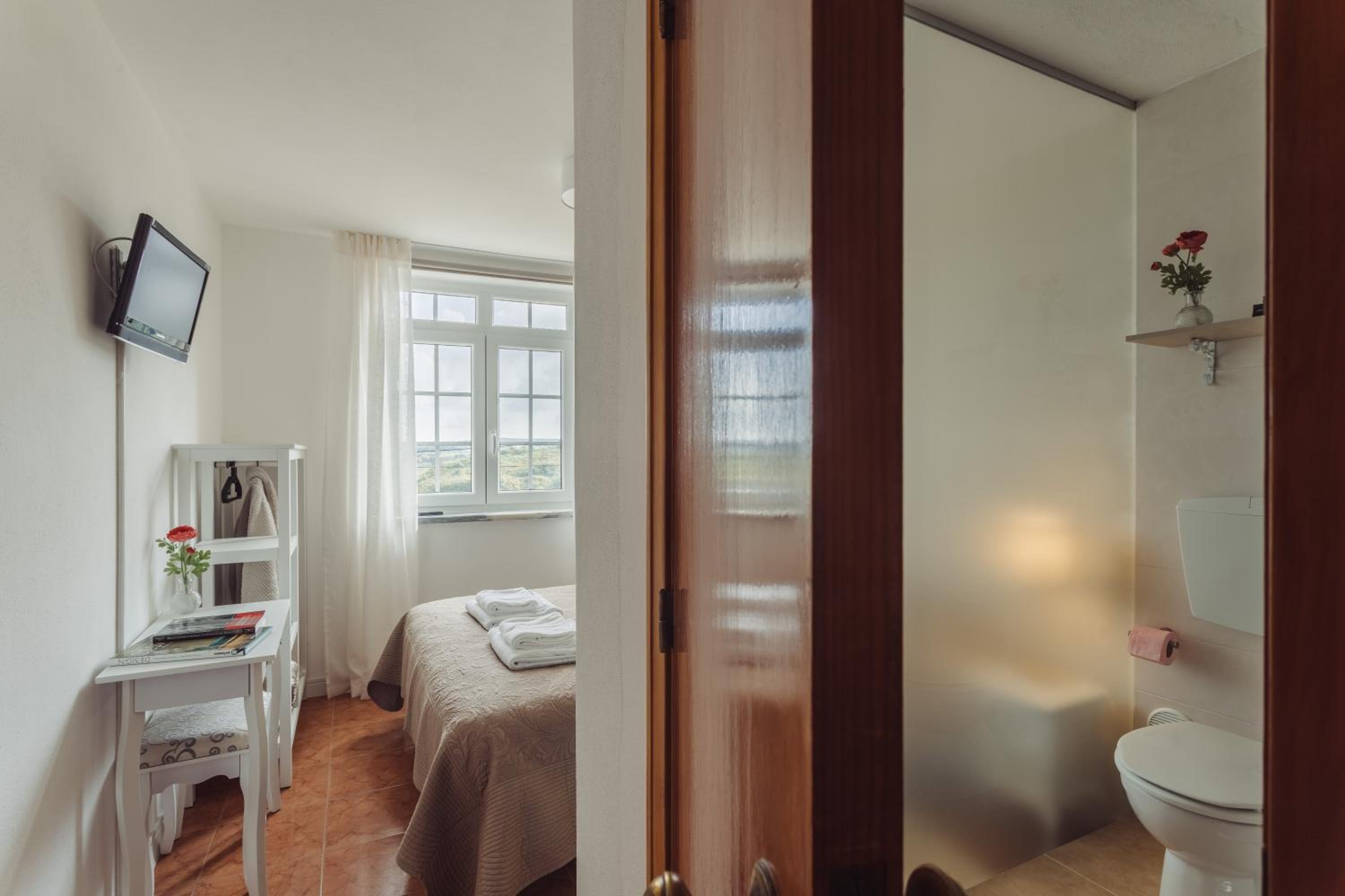 Double Room with Private Bathroom - Photo 15