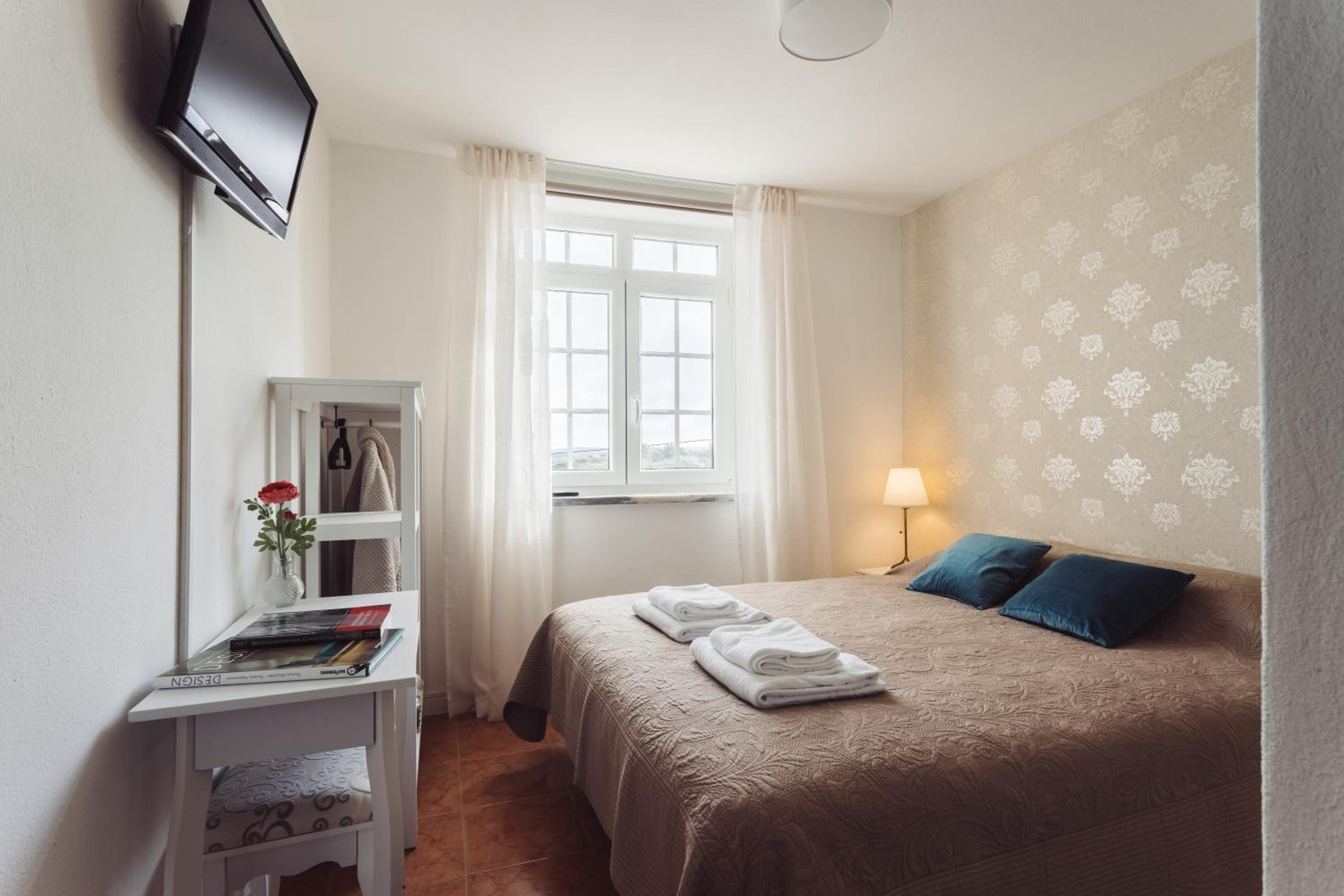Double Room with Private Bathroom - Photo 10