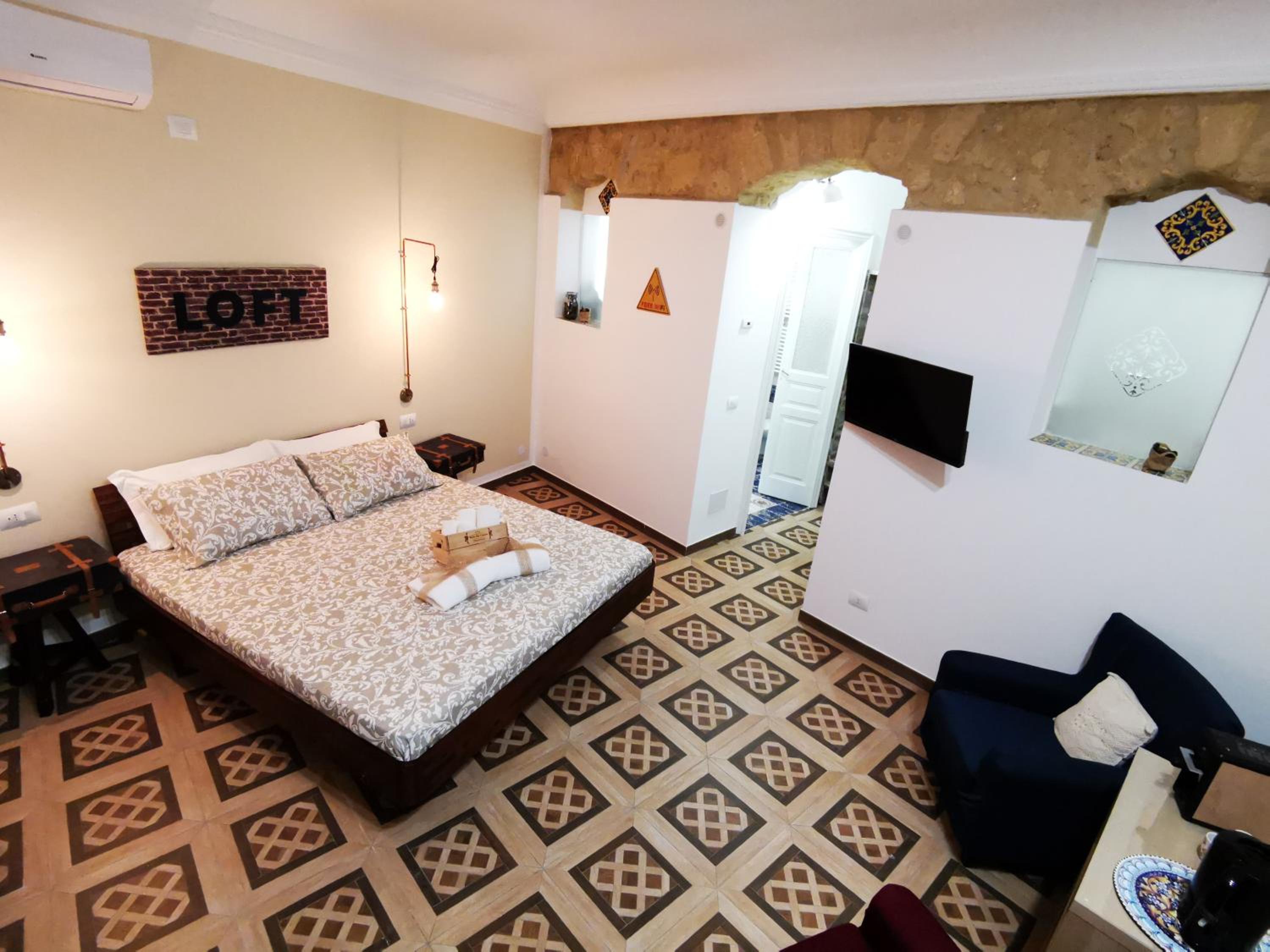 Double Room with Spa Bath - Photo 12