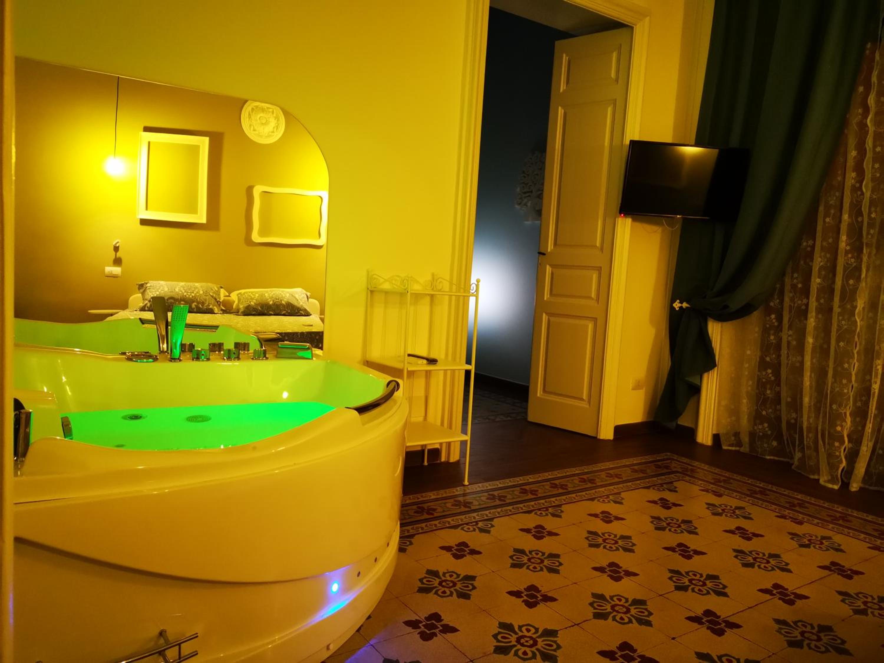Deluxe Suite with Spa Bath - Photo 10