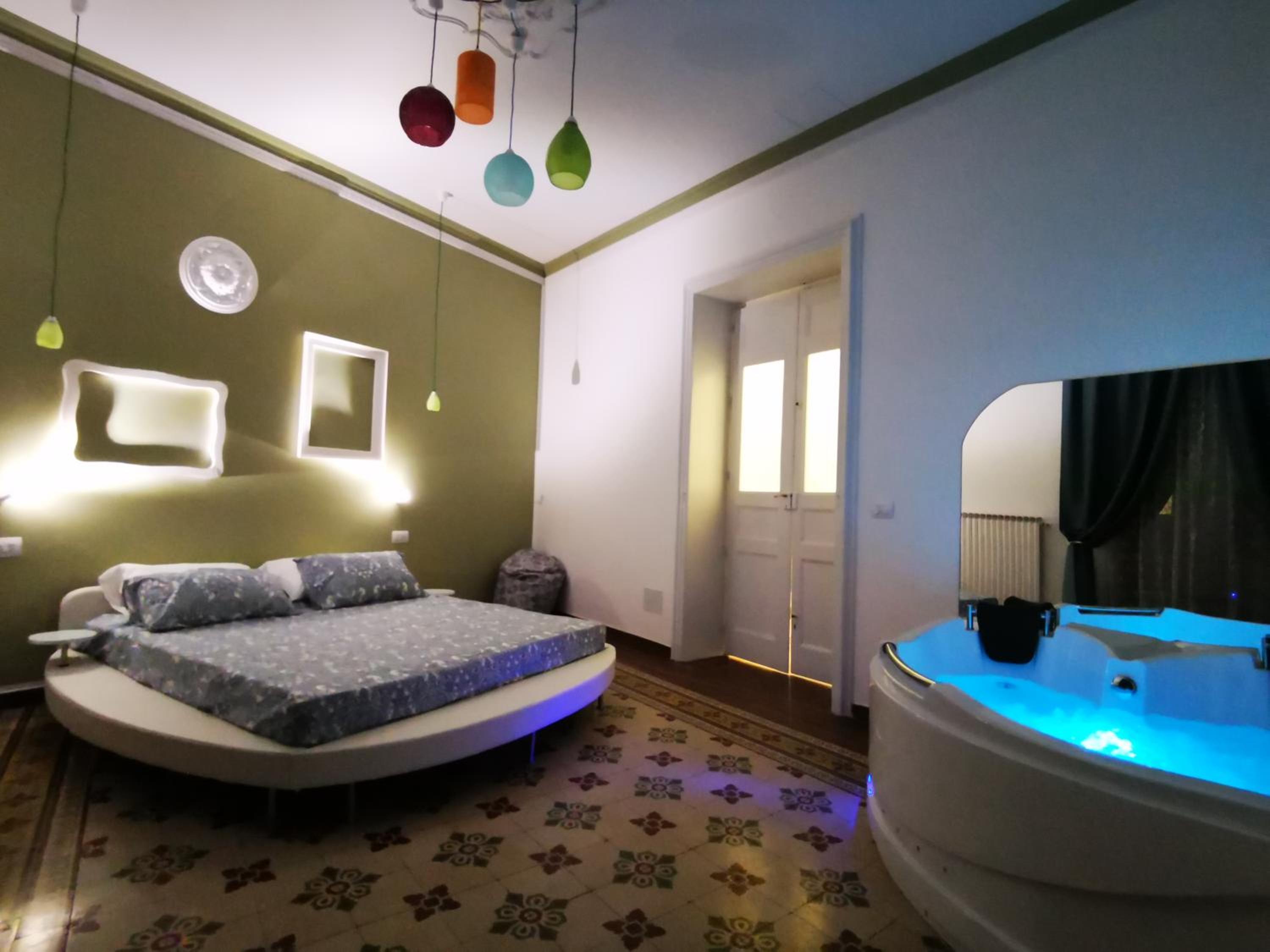 Deluxe Suite with Spa Bath - Photo 2