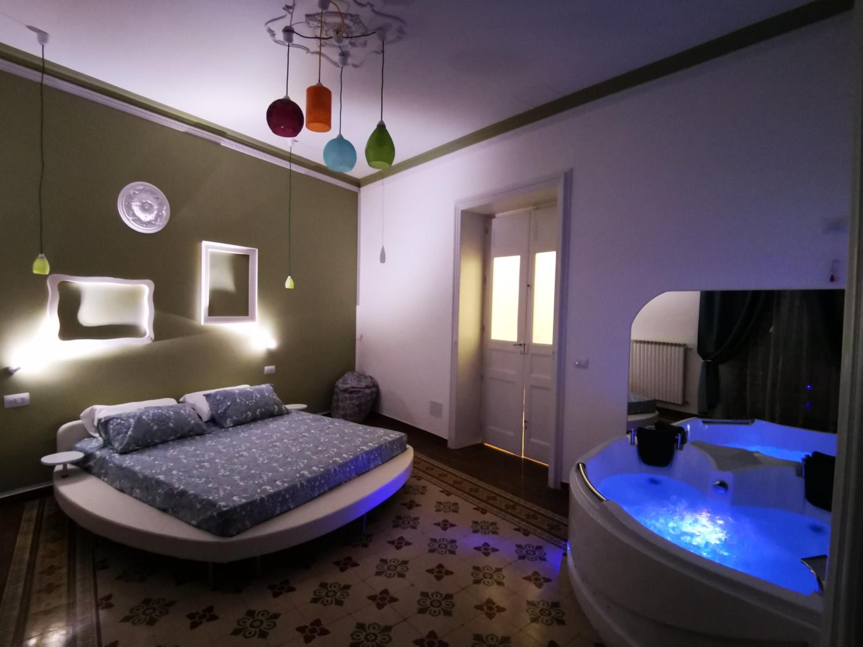 Deluxe Suite with Spa Bath - Photo 3