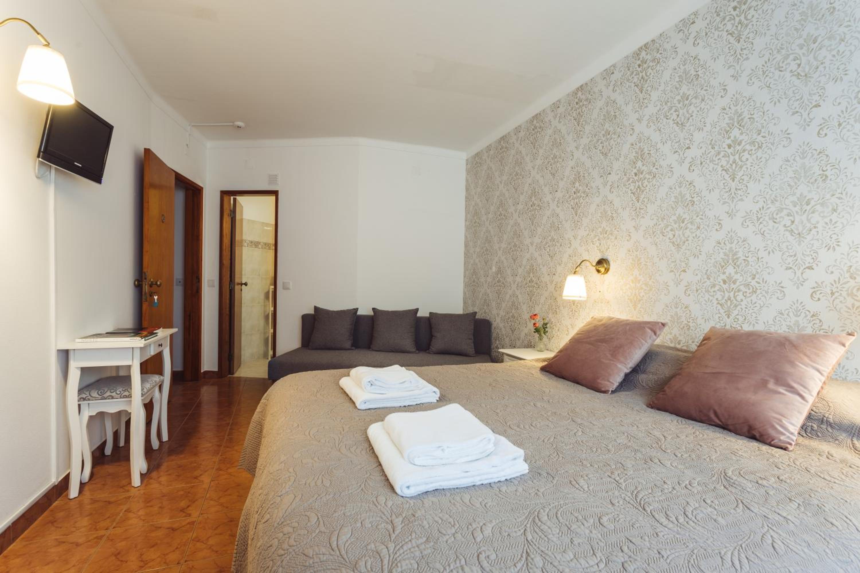 Double Room with Private Bathroom - Photo 3