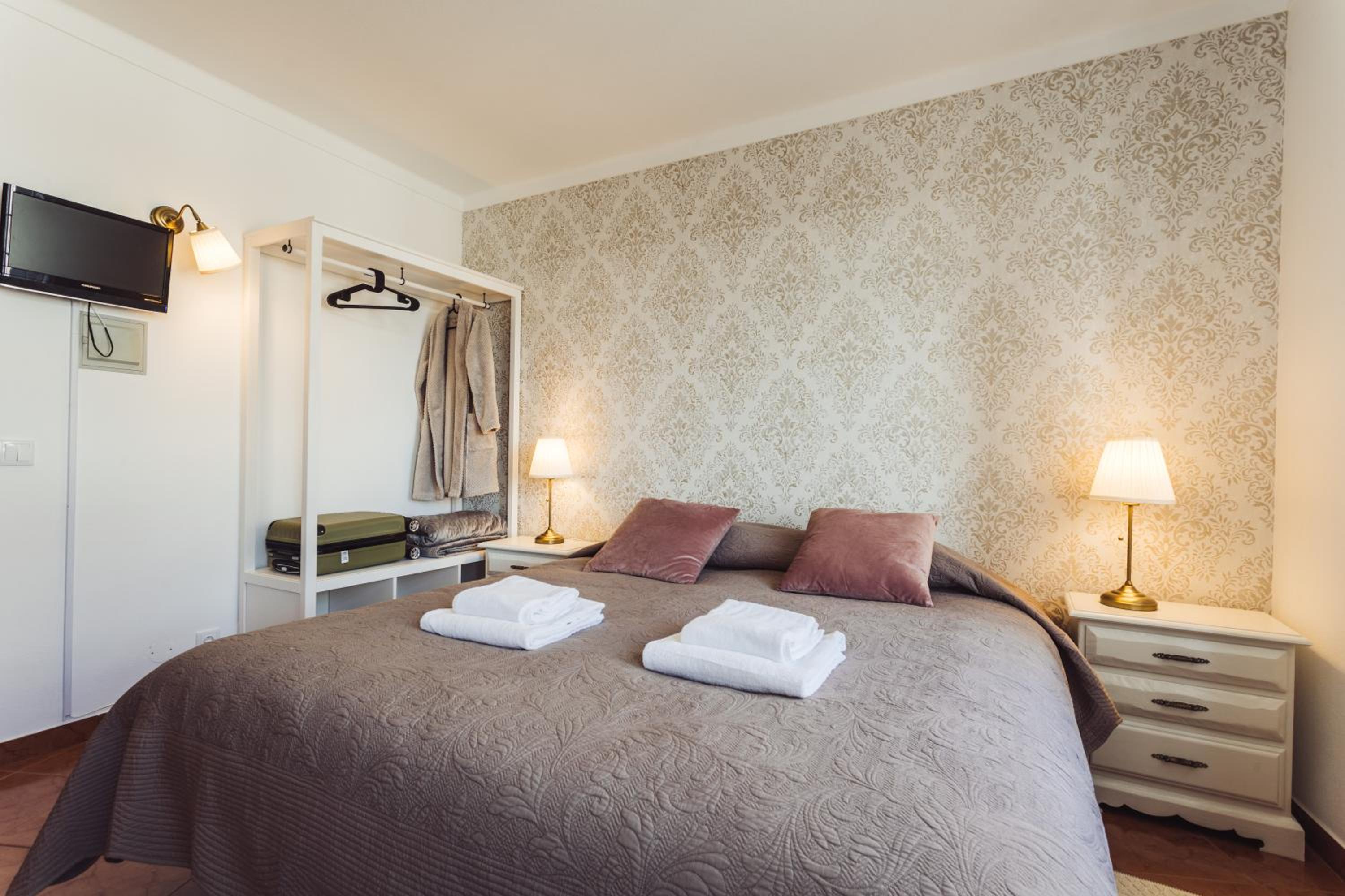 Double Room with Private Bathroom - Photo 1