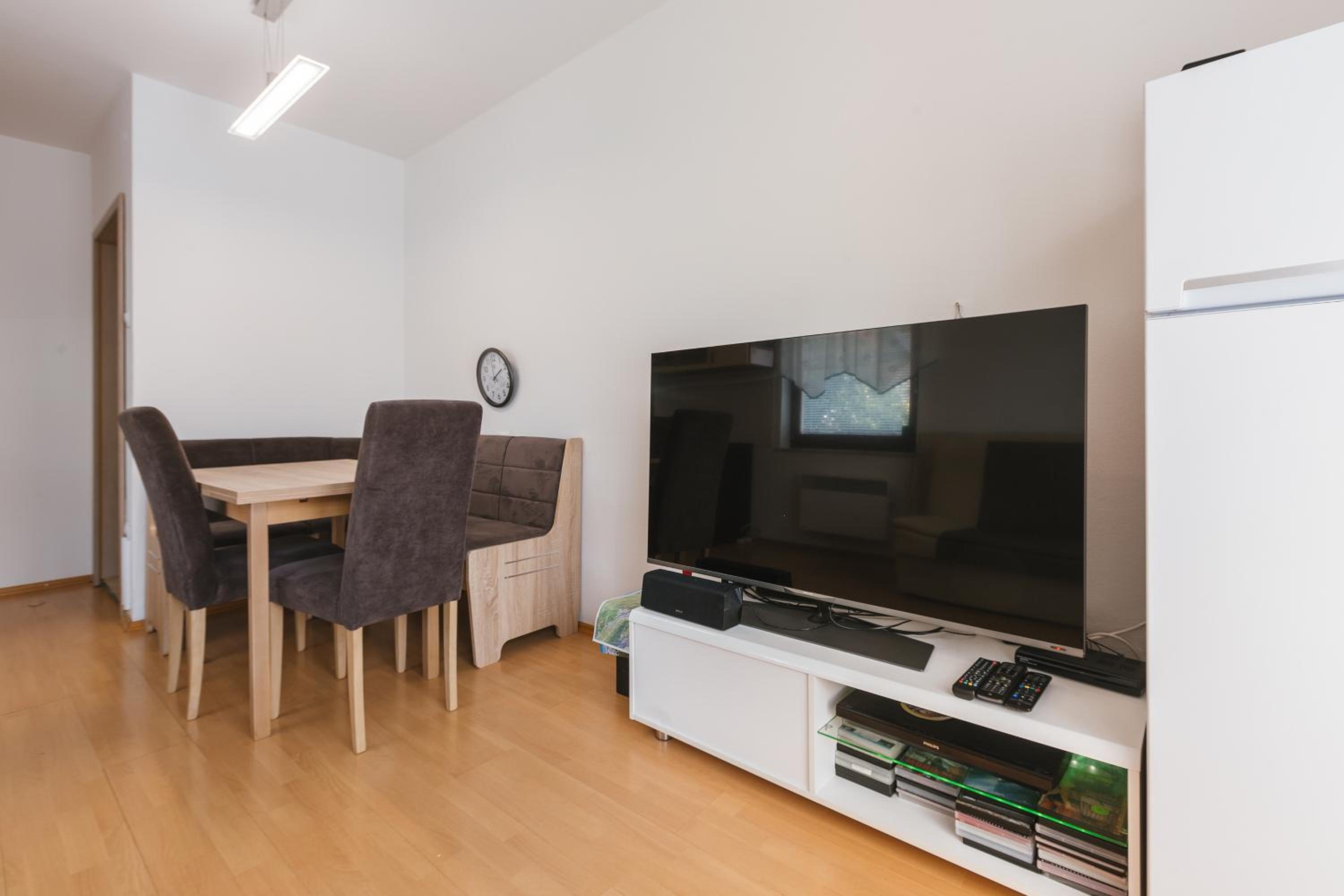 Apartment with Balcony - Photo 6