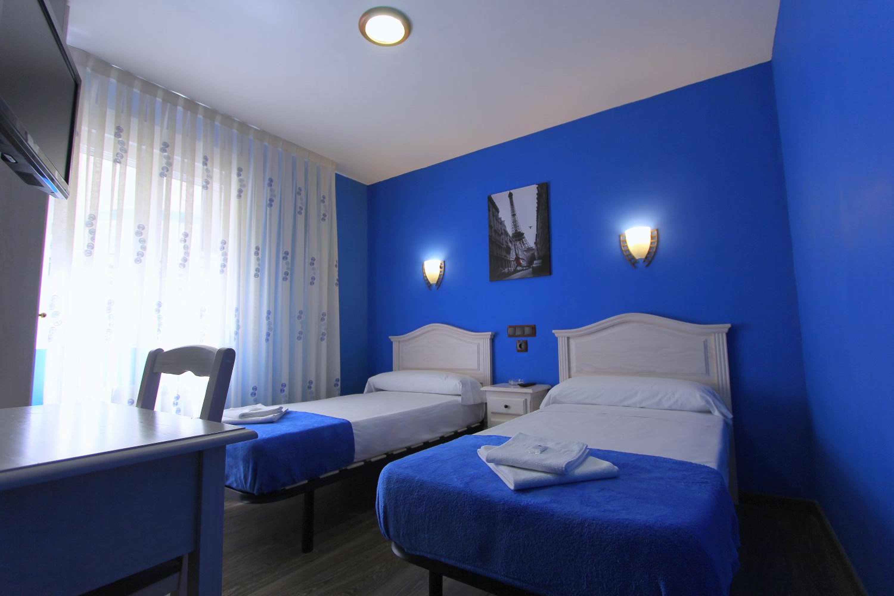 Twin Room - Photo 16