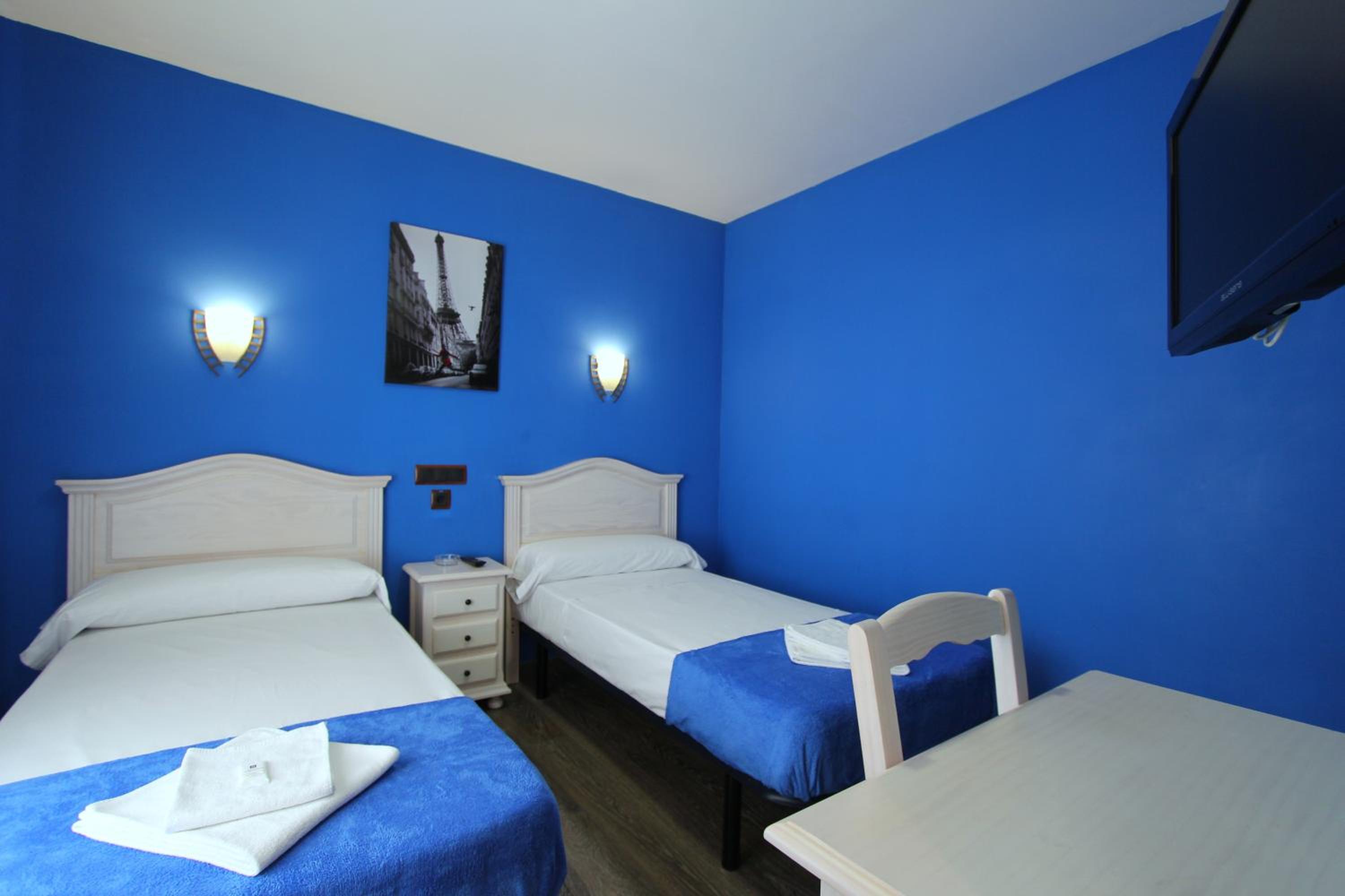 Twin Room - Photo 21