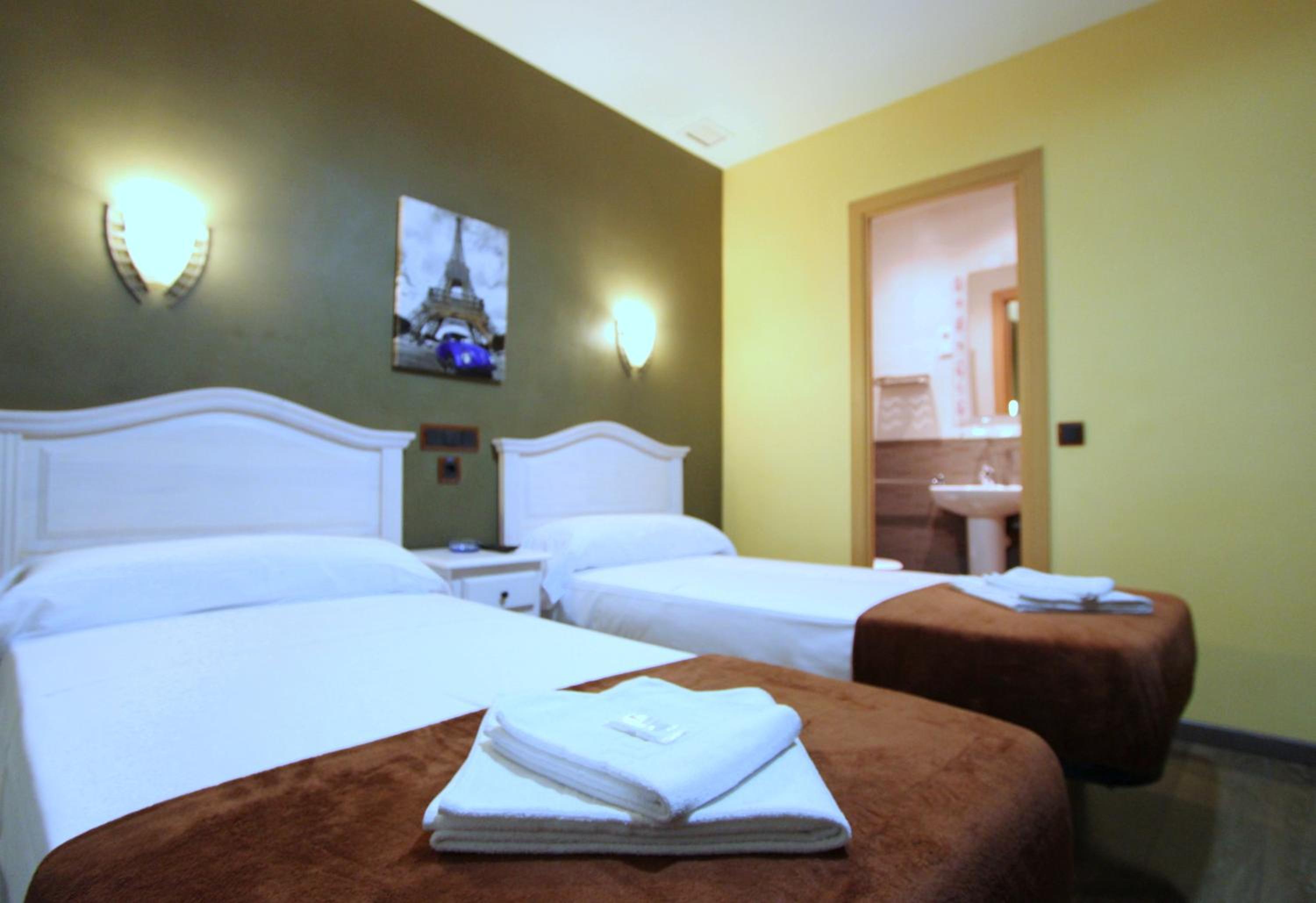 Twin Room - Photo 40