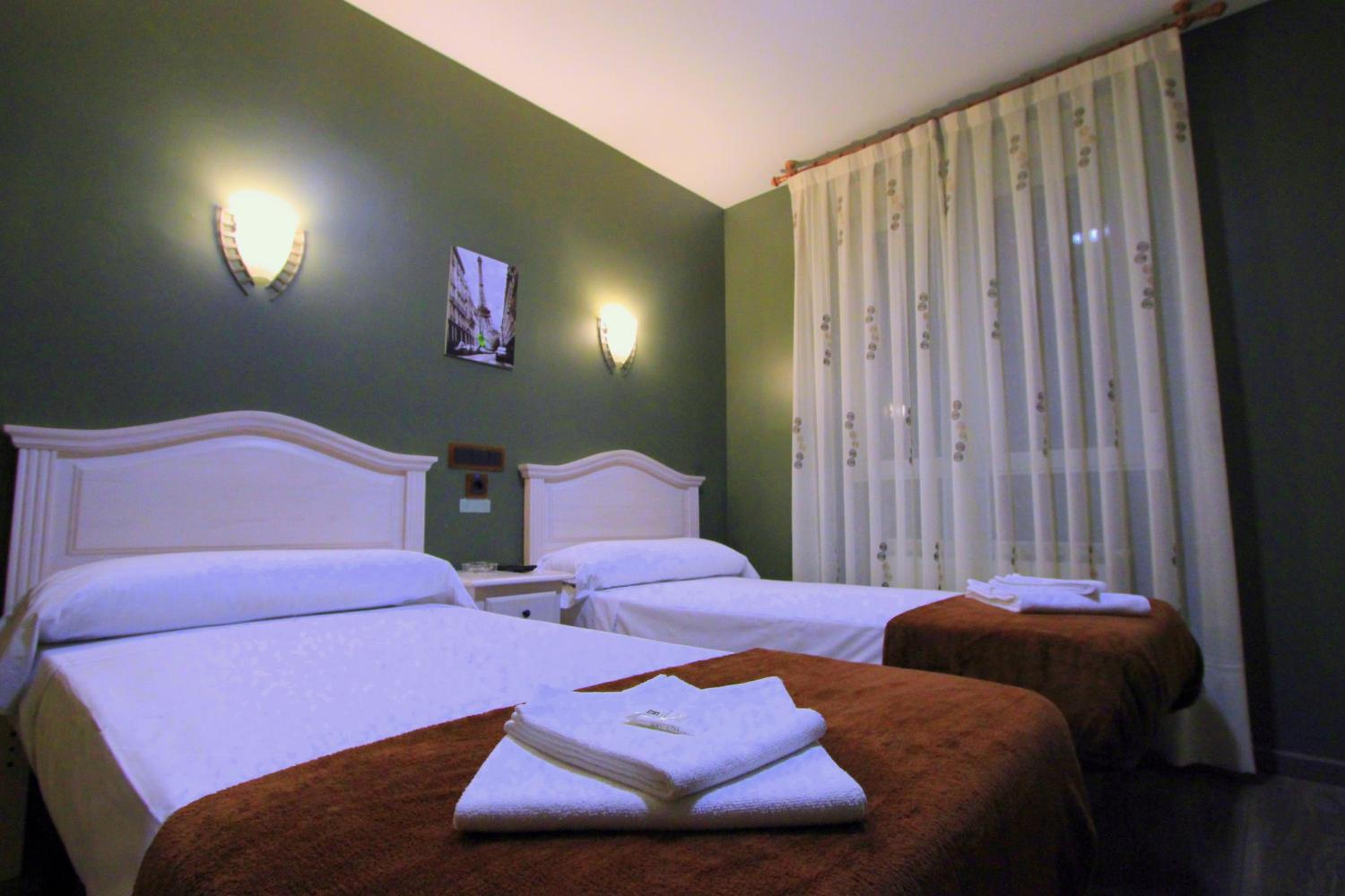 Twin Room - Photo 42