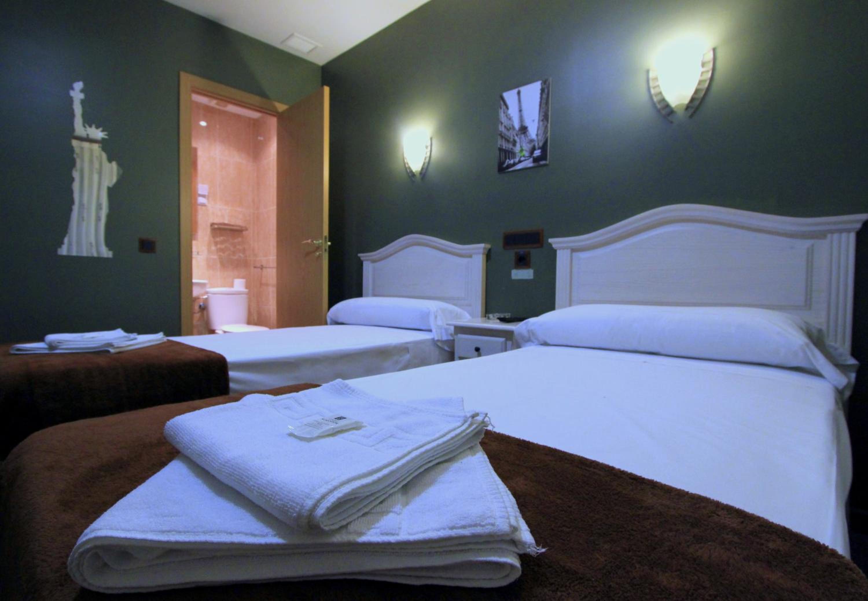 Twin Room - Photo 32