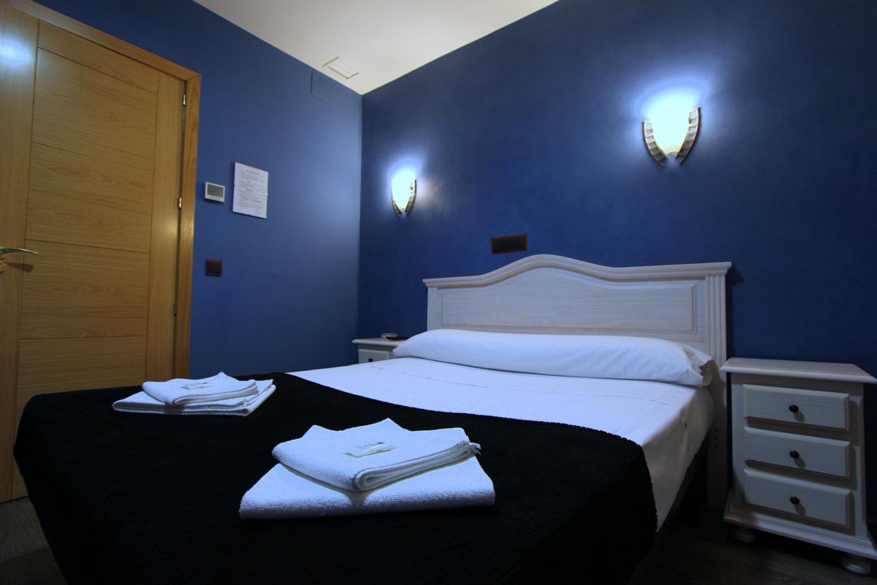 Double Room - Photo 12