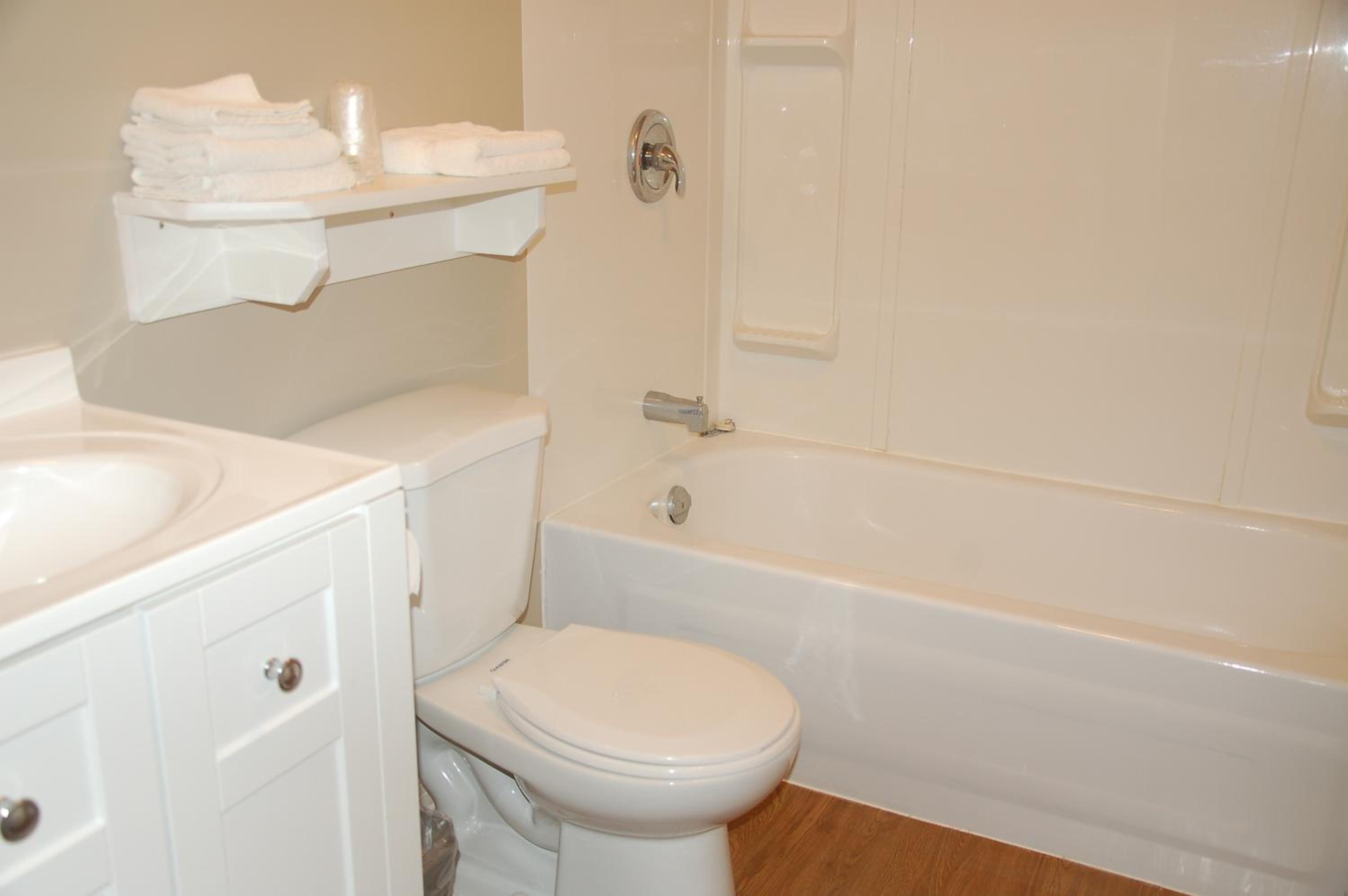 Queen Room with Two Queen Beds - Photo 3