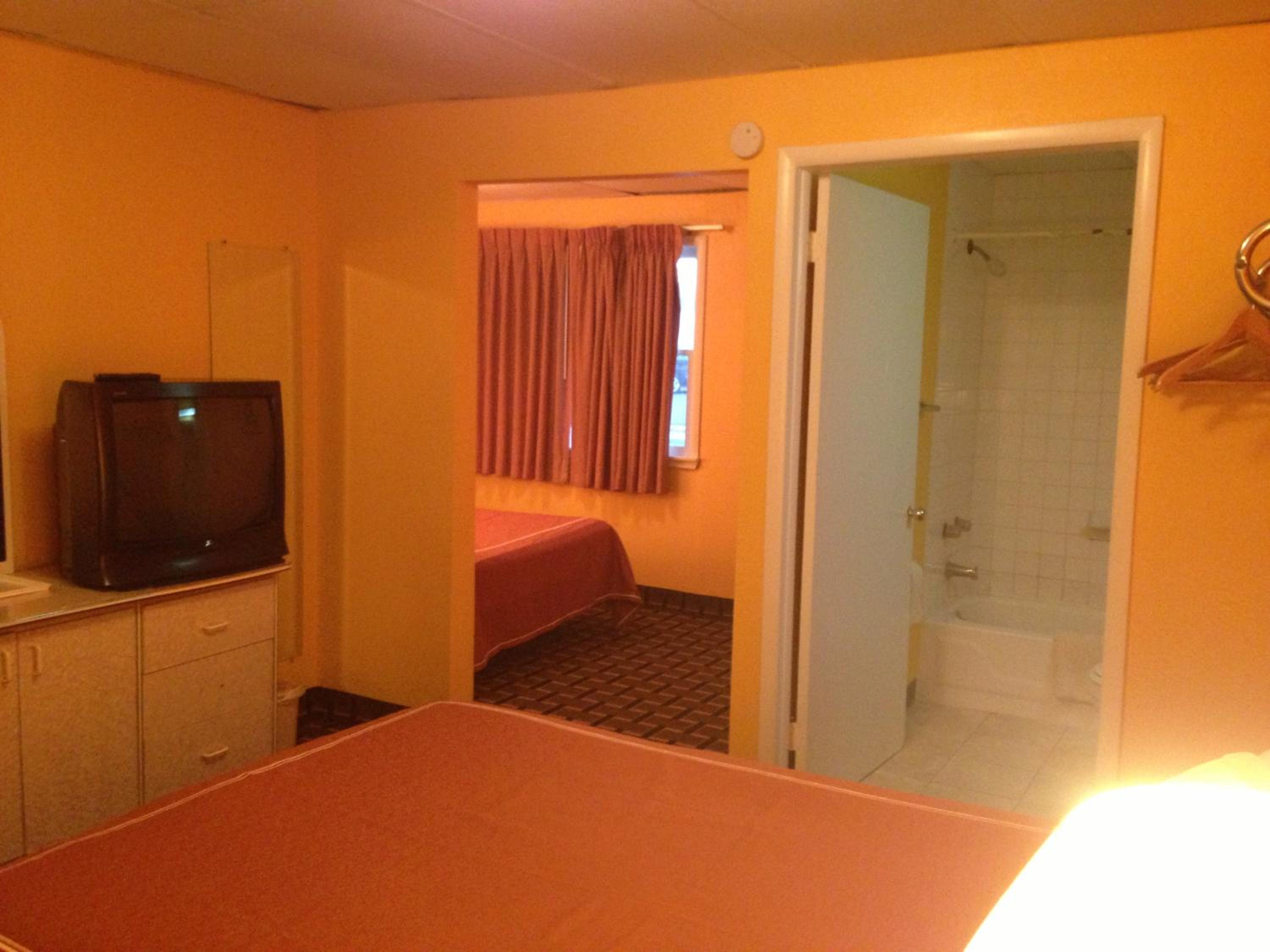 Queen Room With Two Queen Beds photo 2