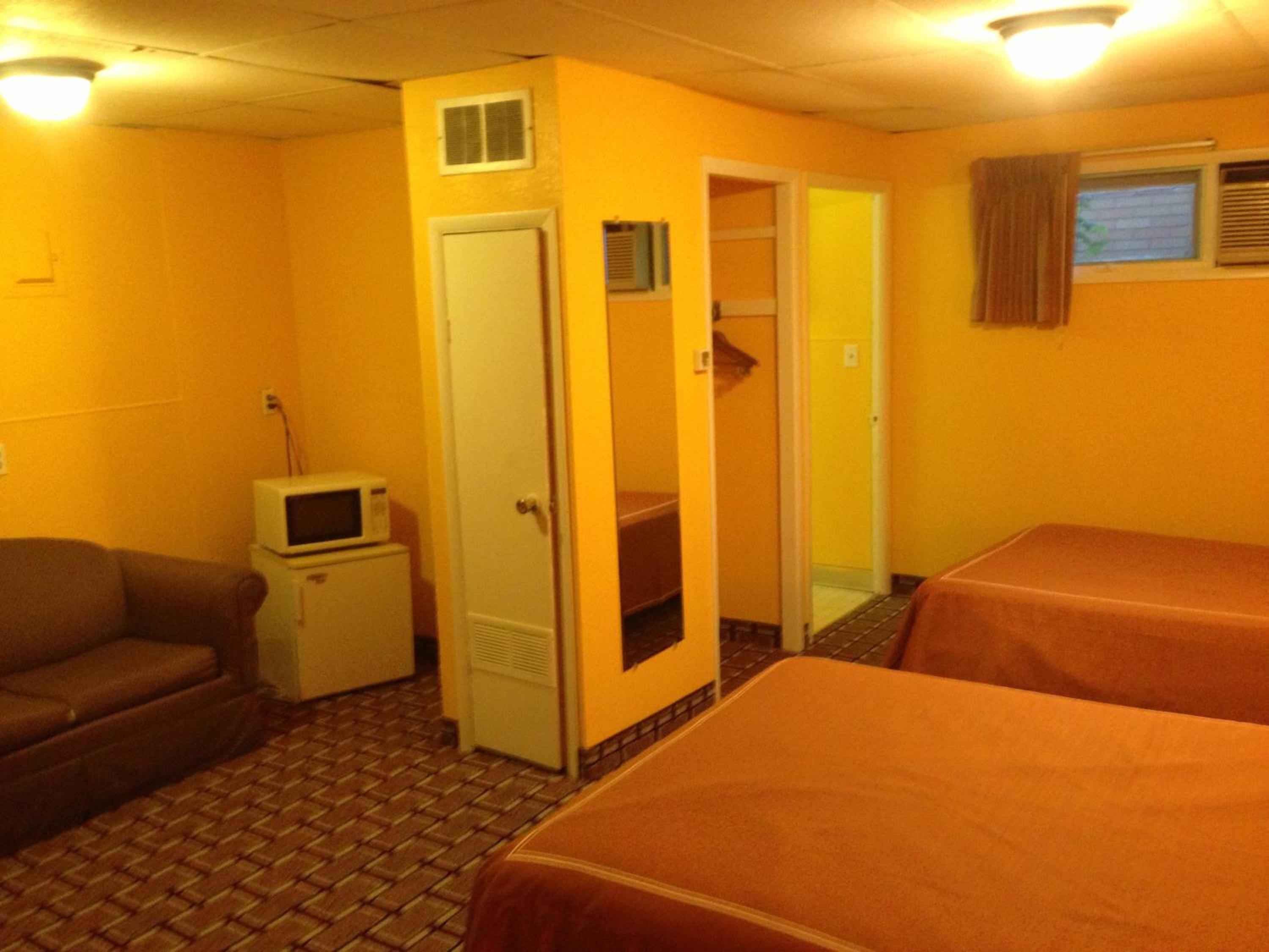Queen Room With Two Queen Beds photo 3