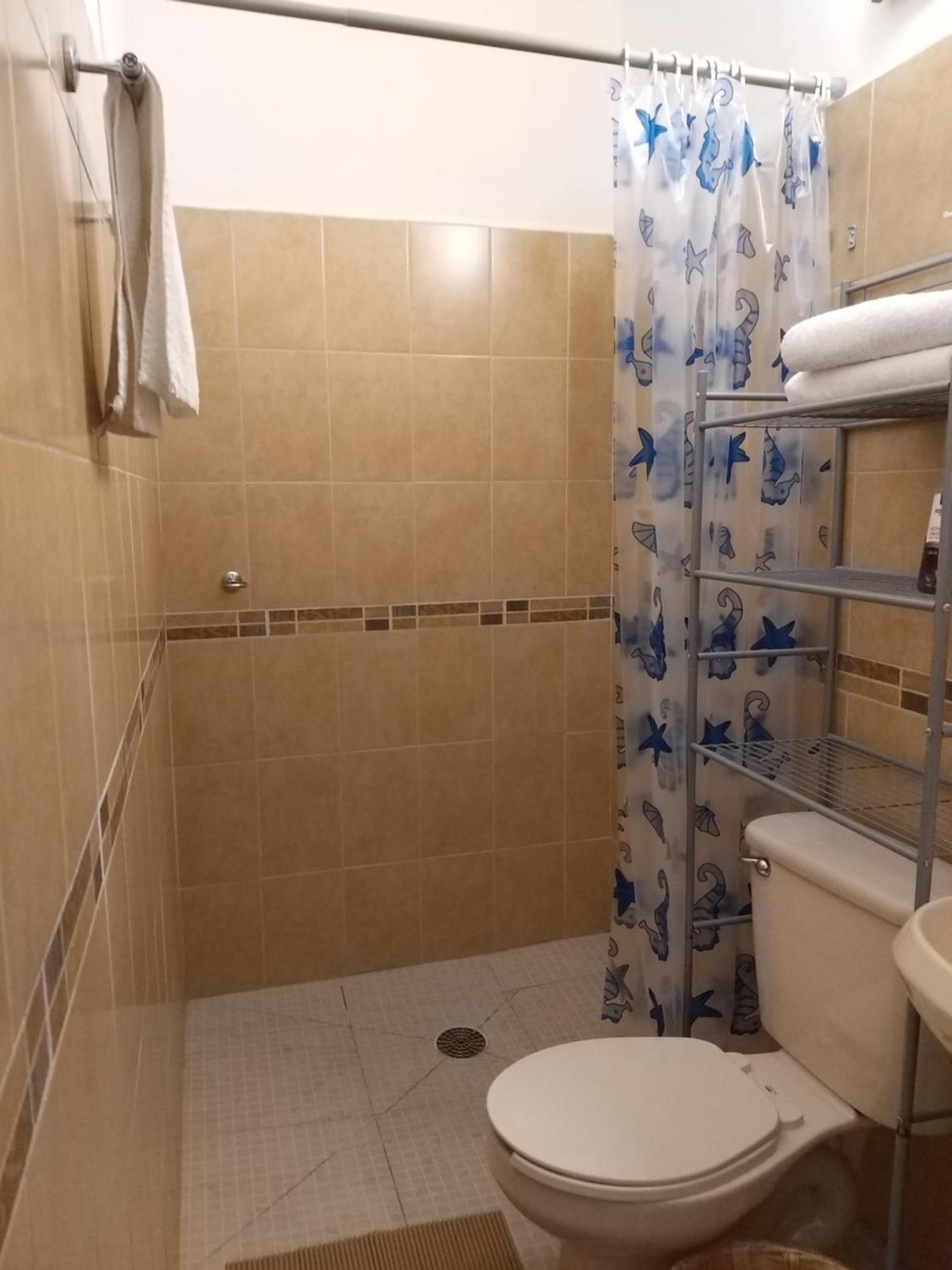 Deluxe Queen Suite - Photo 2