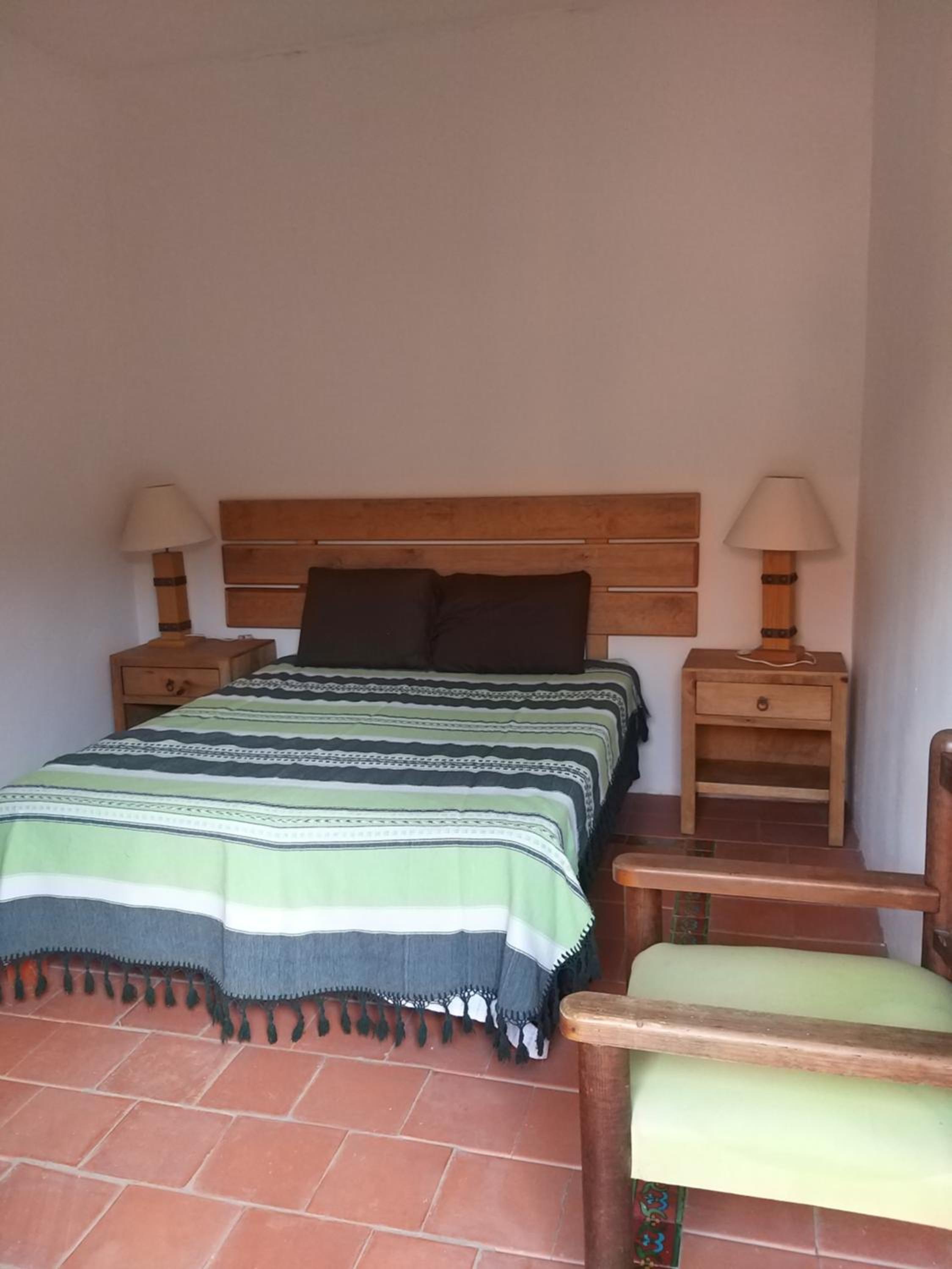 Quadruple Room with Private Bathroom - Photo 4