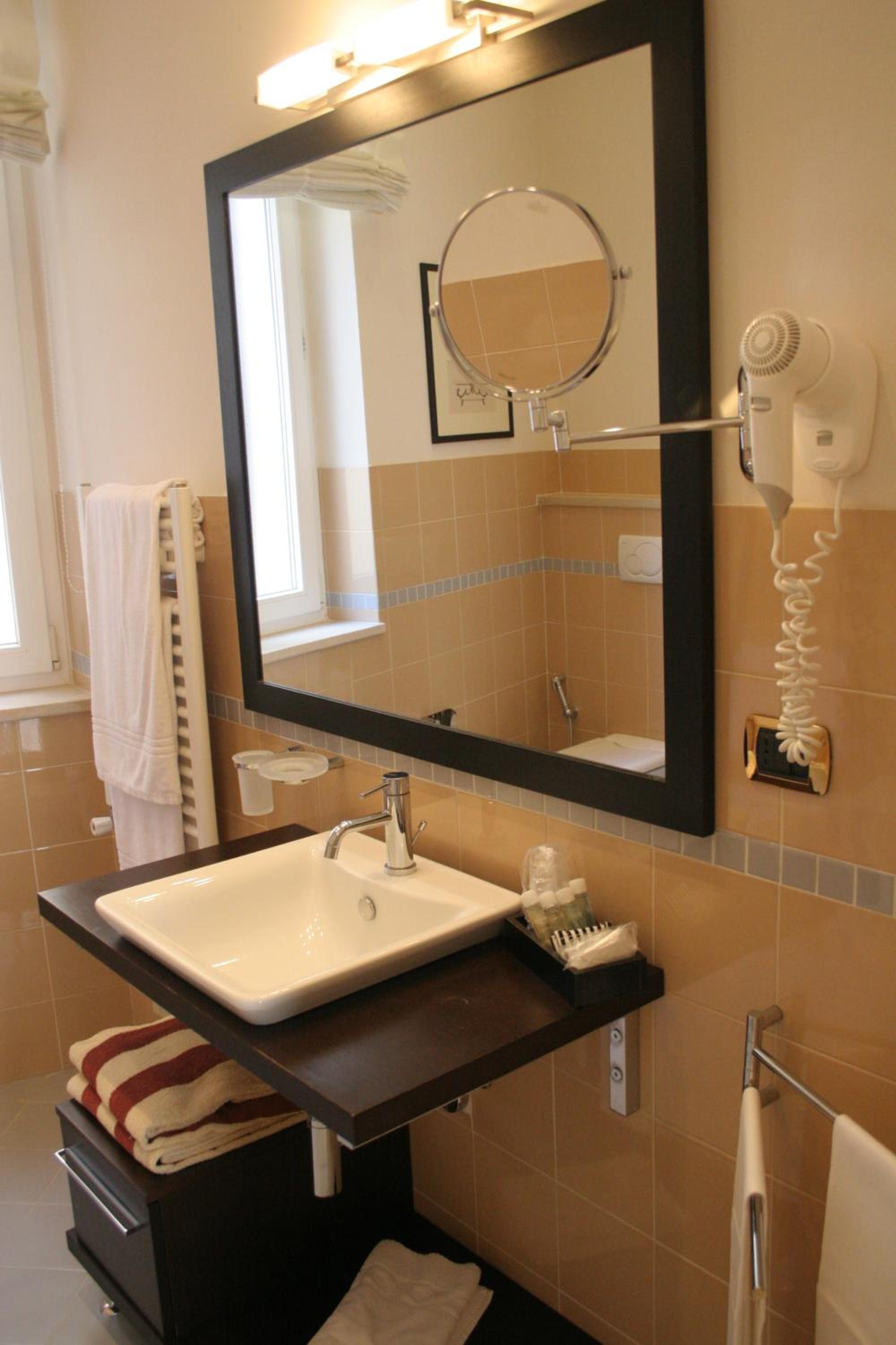 Double or Twin Room - Photo 5