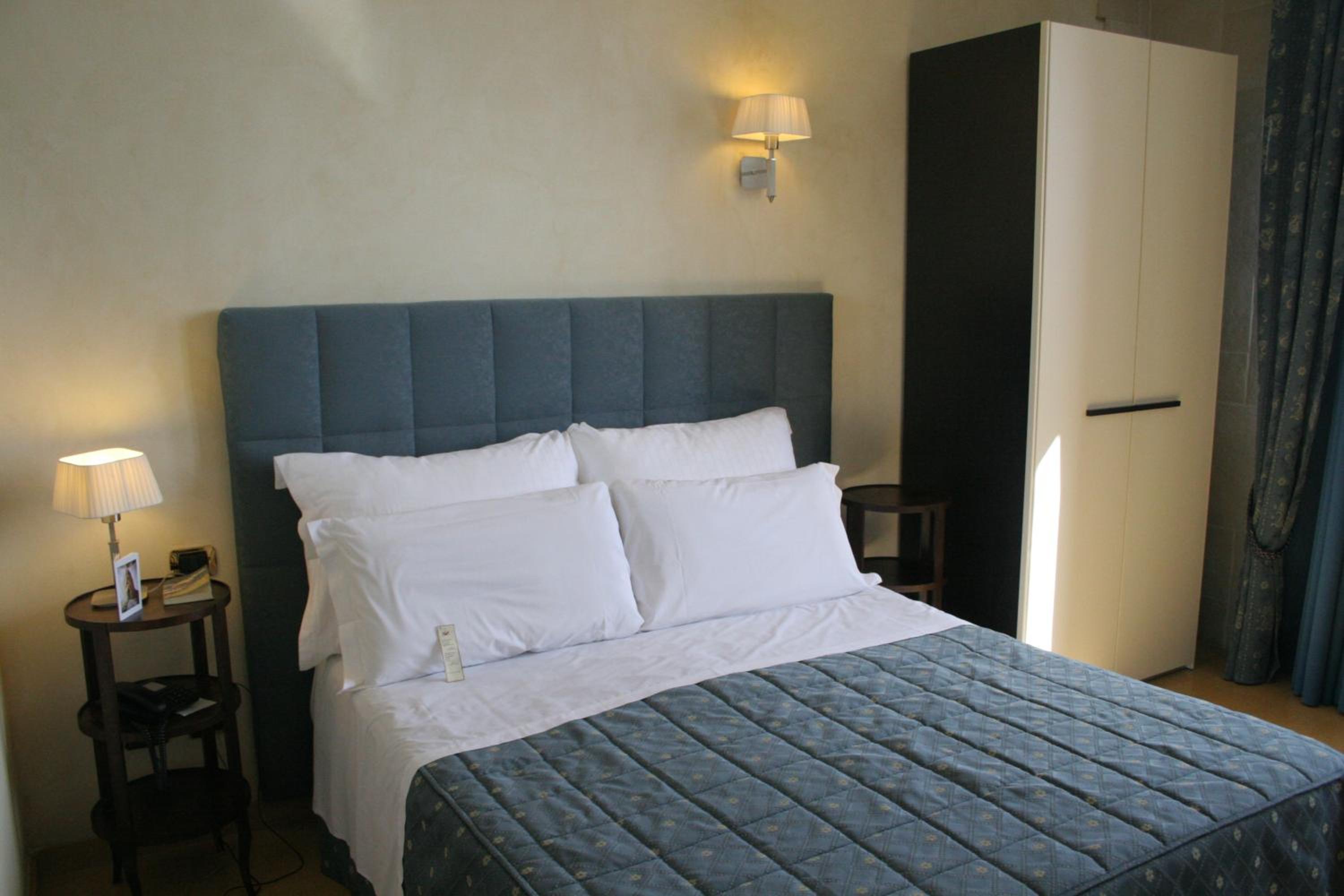Double or Twin Room with Sea View - Photo 3