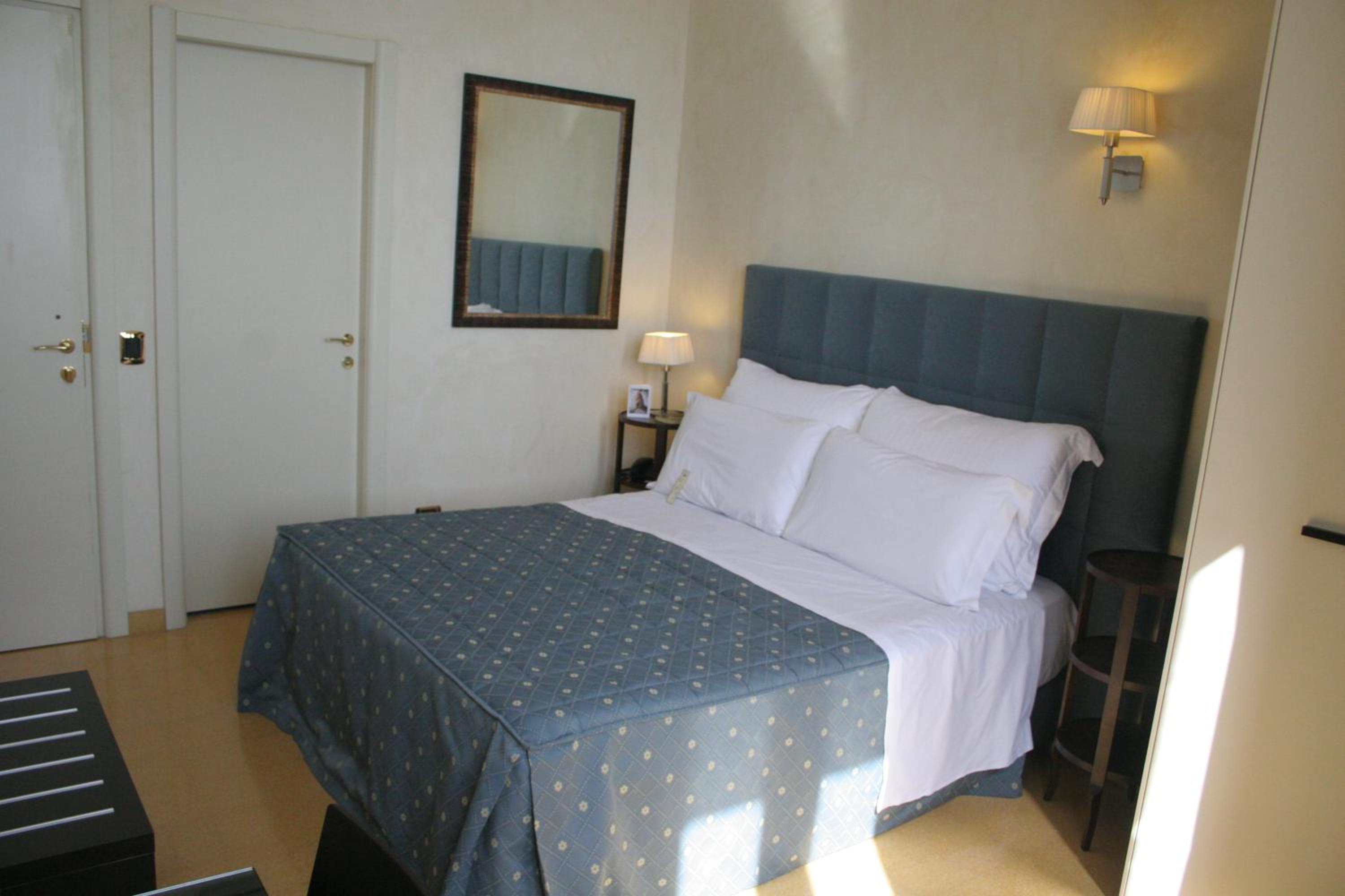 Double or Twin Room with Sea View - Photo 4
