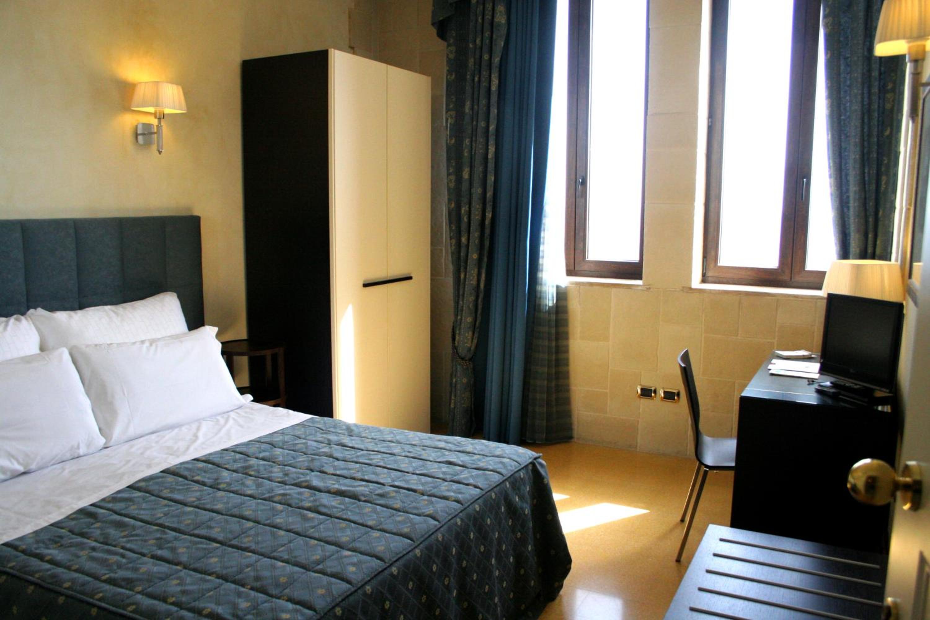 Double or Twin Room with Sea View - Photo 5