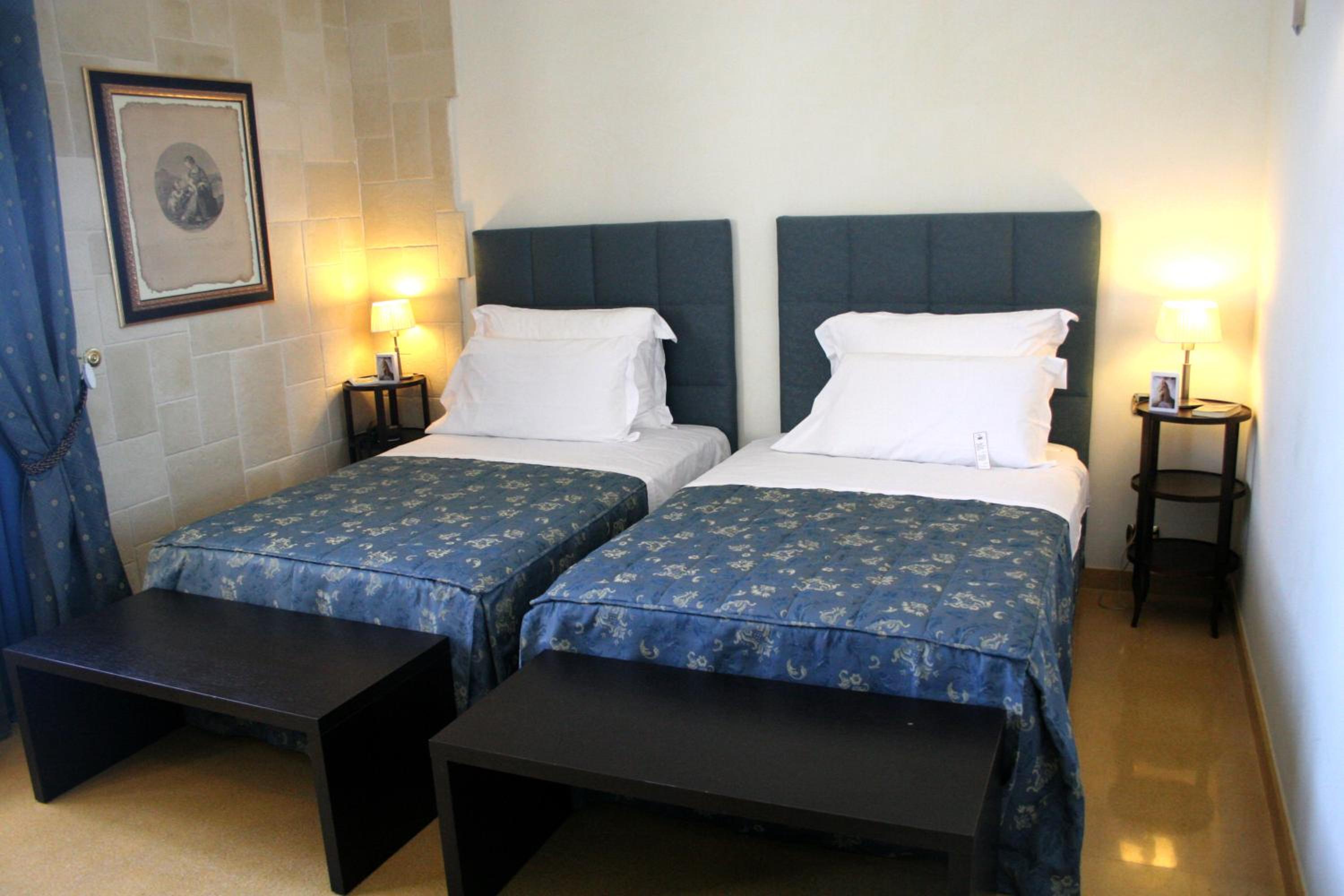 Double or Twin Room - Photo 4