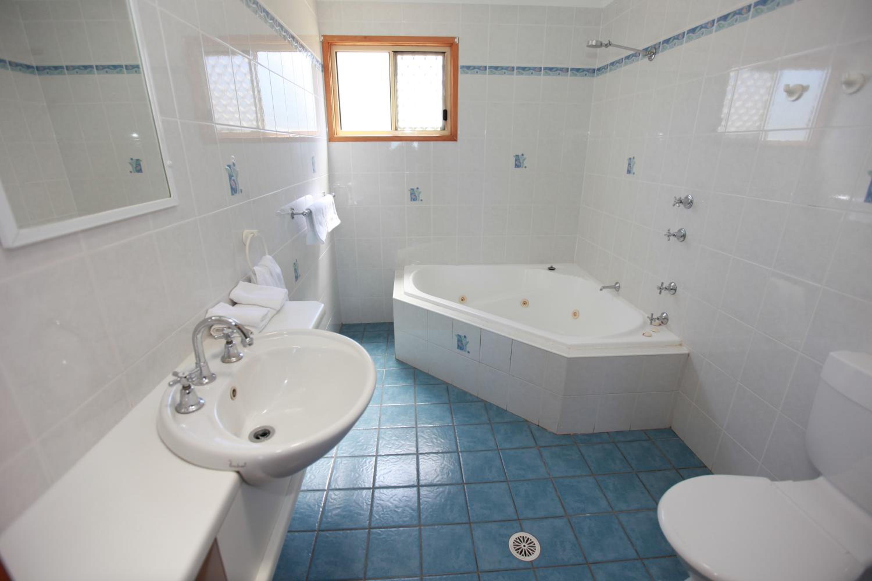 Two-Bedroom Deluxe Six Berth Cabin photo 2