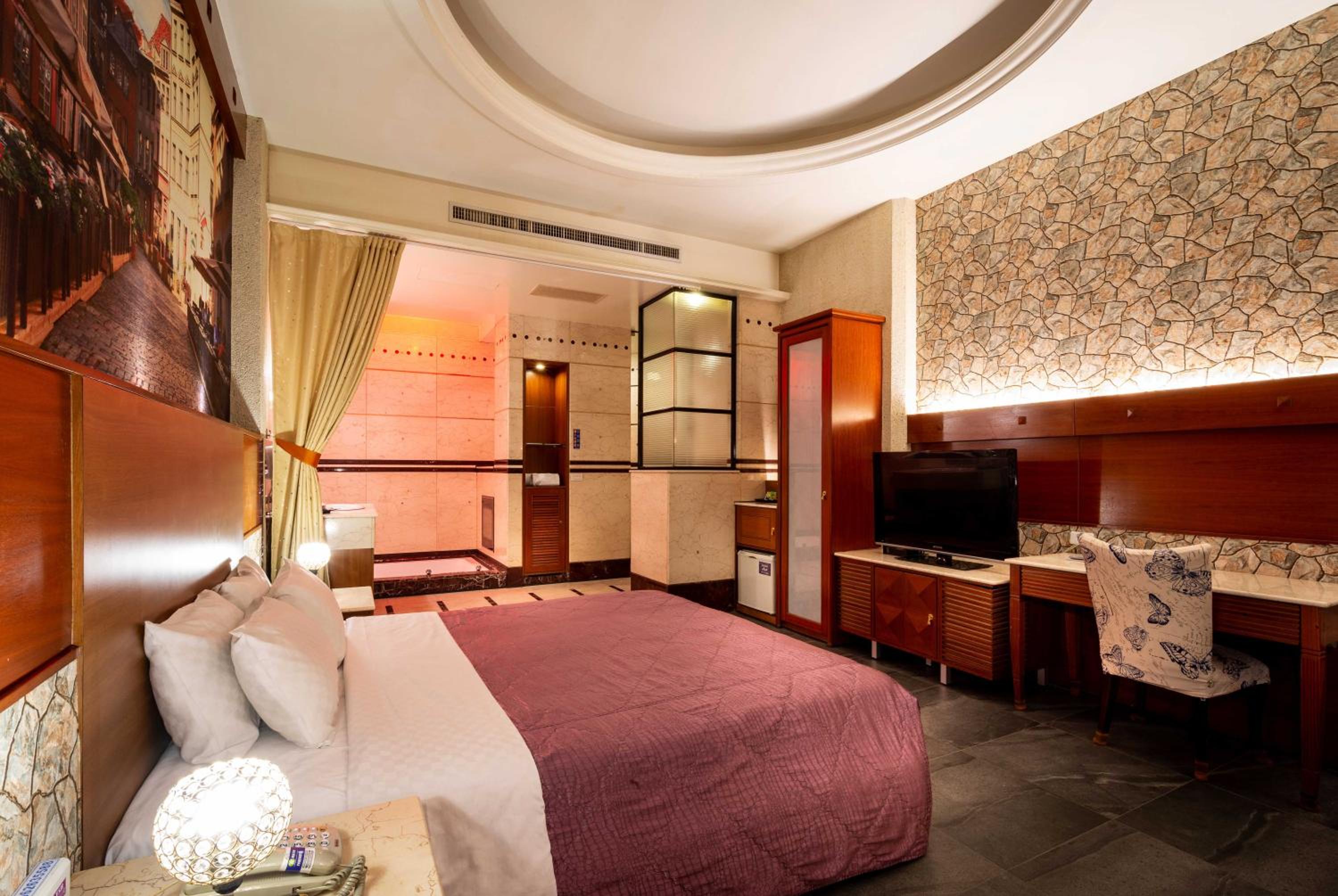 Deluxe Double Room with Bath - Photo 9