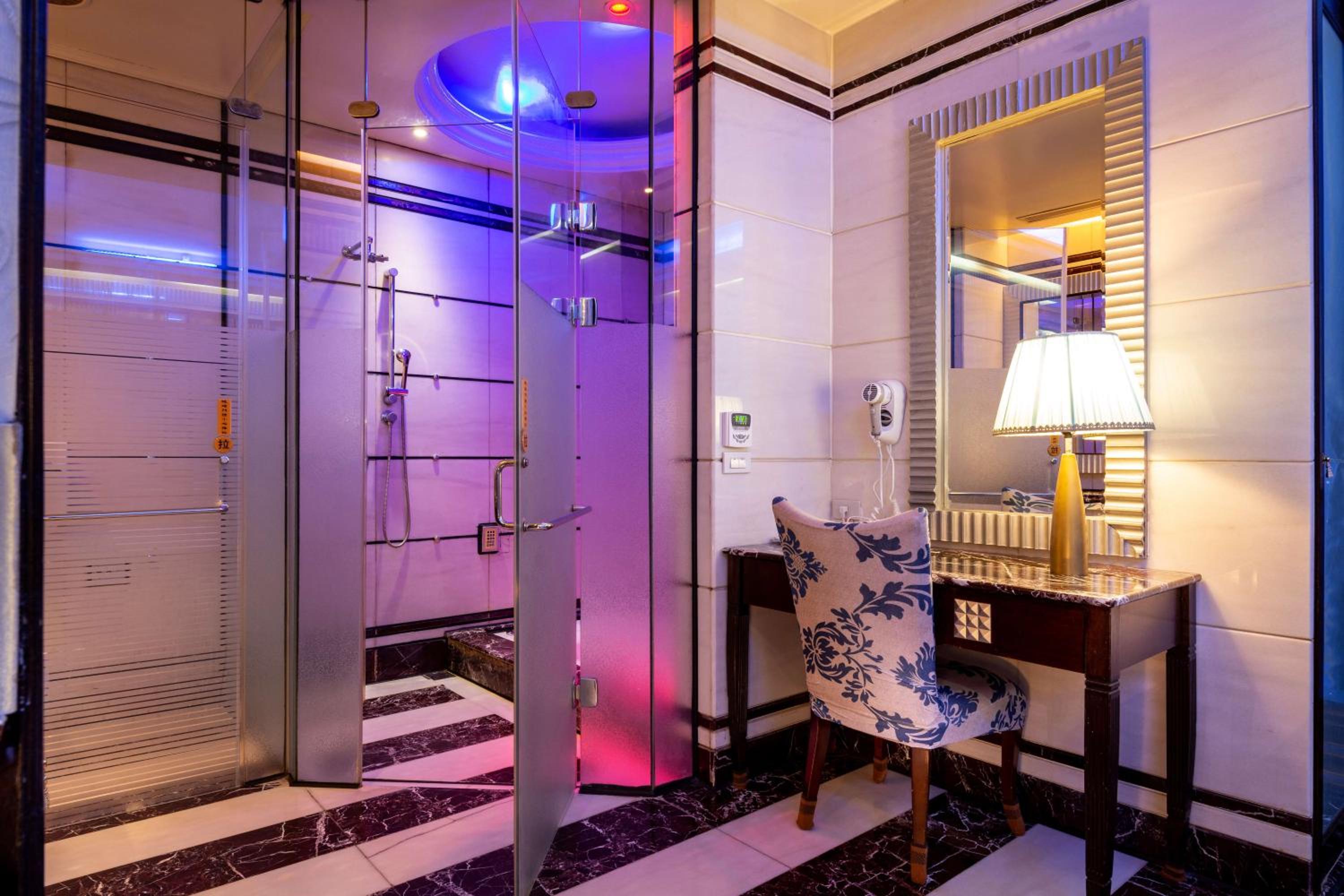 Deluxe Double Room with Bath - Photo 8