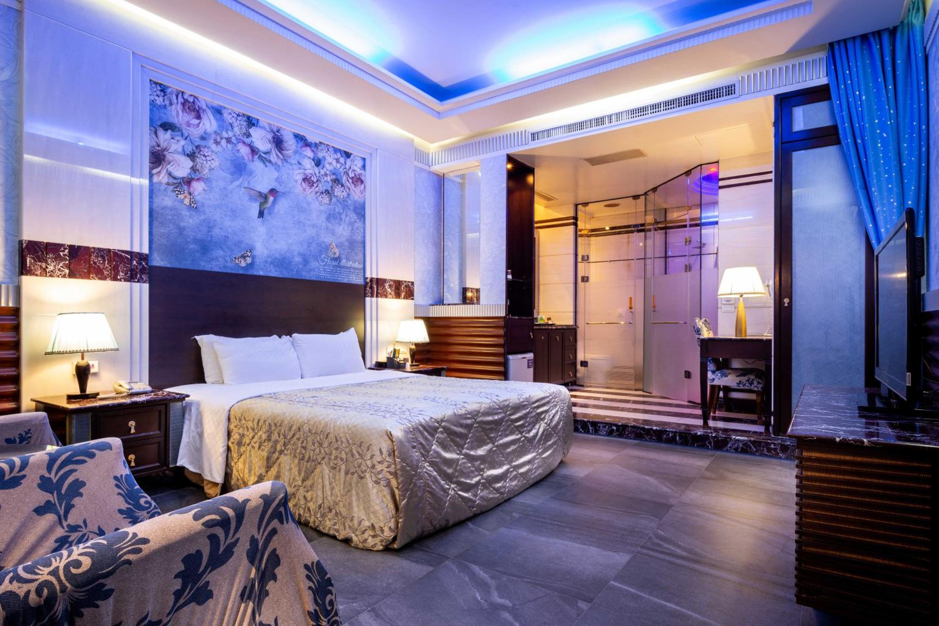 Deluxe Double Room with Bath - Photo 3