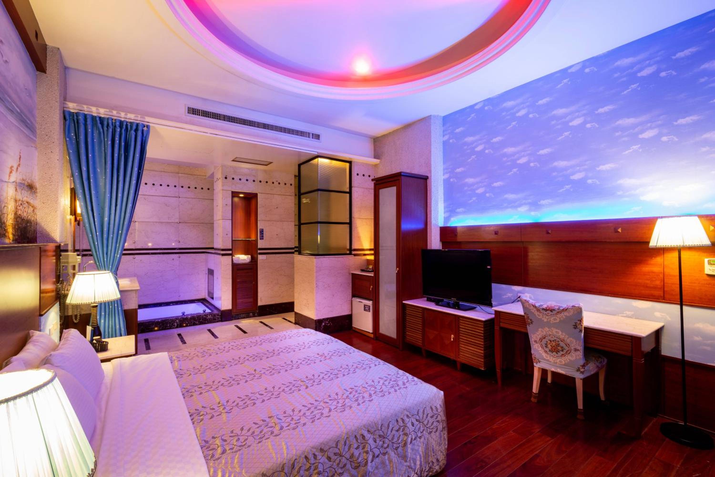 Deluxe Double Room with Bath - Photo 2