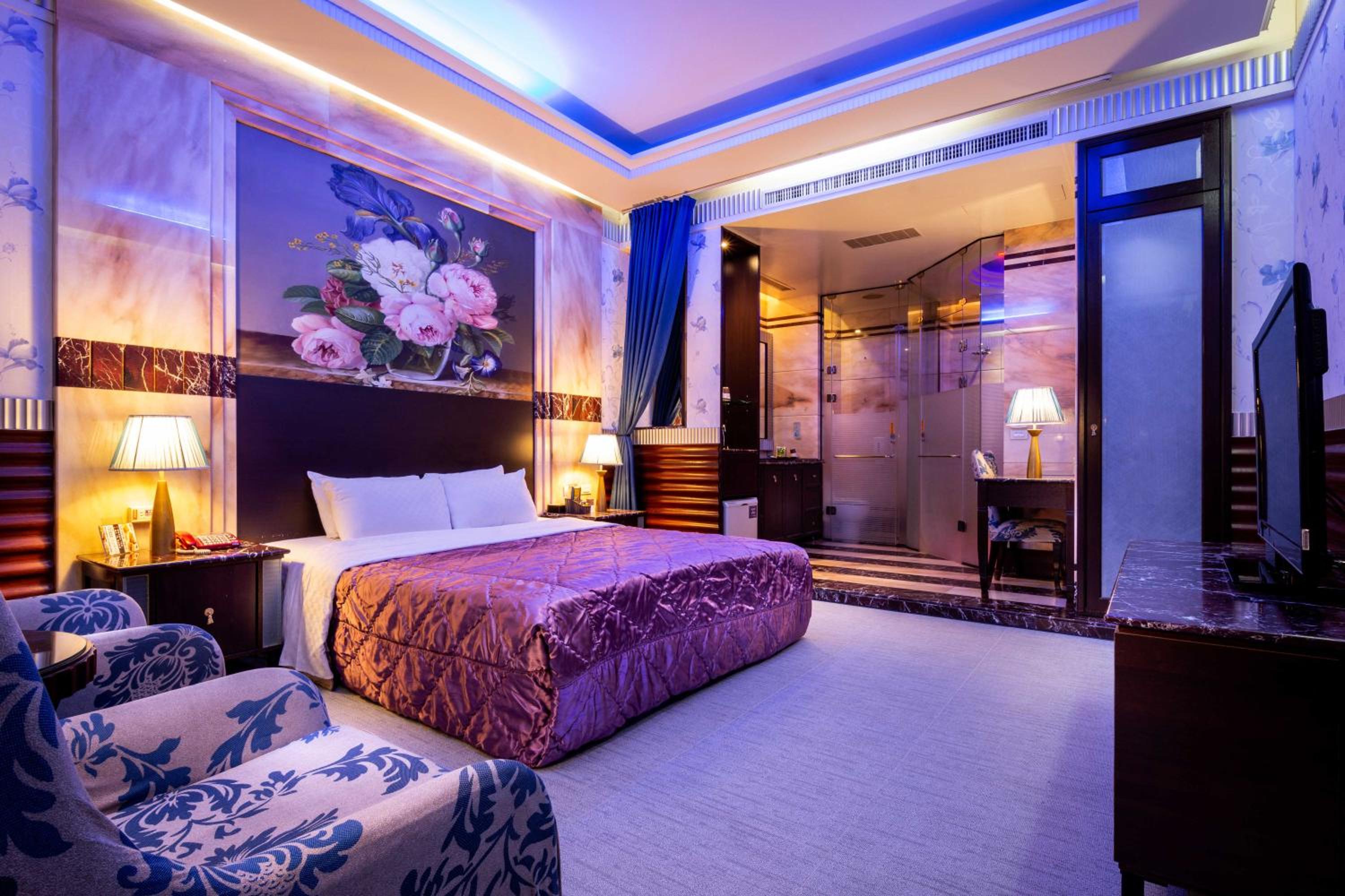 Deluxe Double Room with Bath - Photo 7
