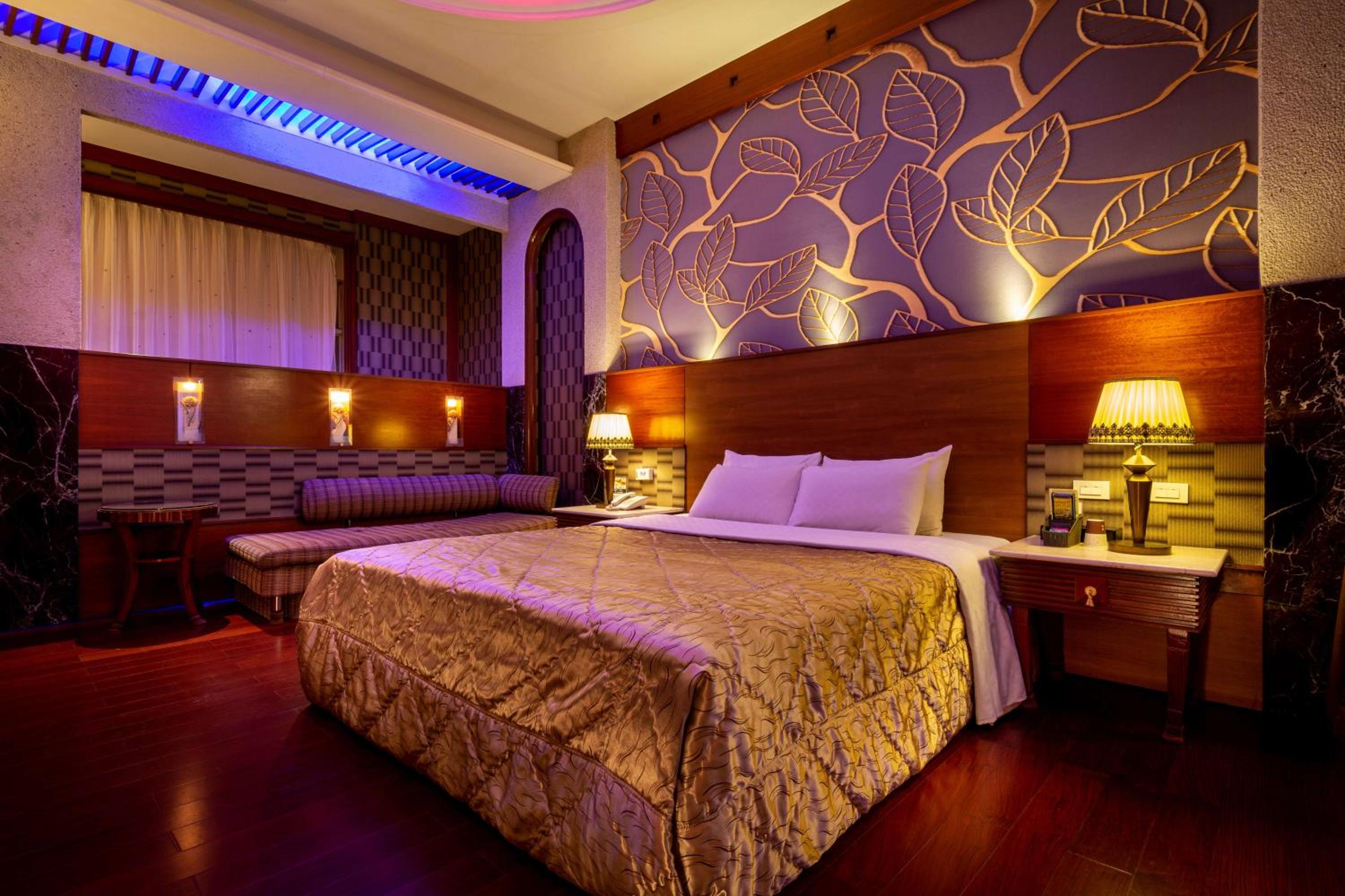 Deluxe Double Room with Bath - Photo 1