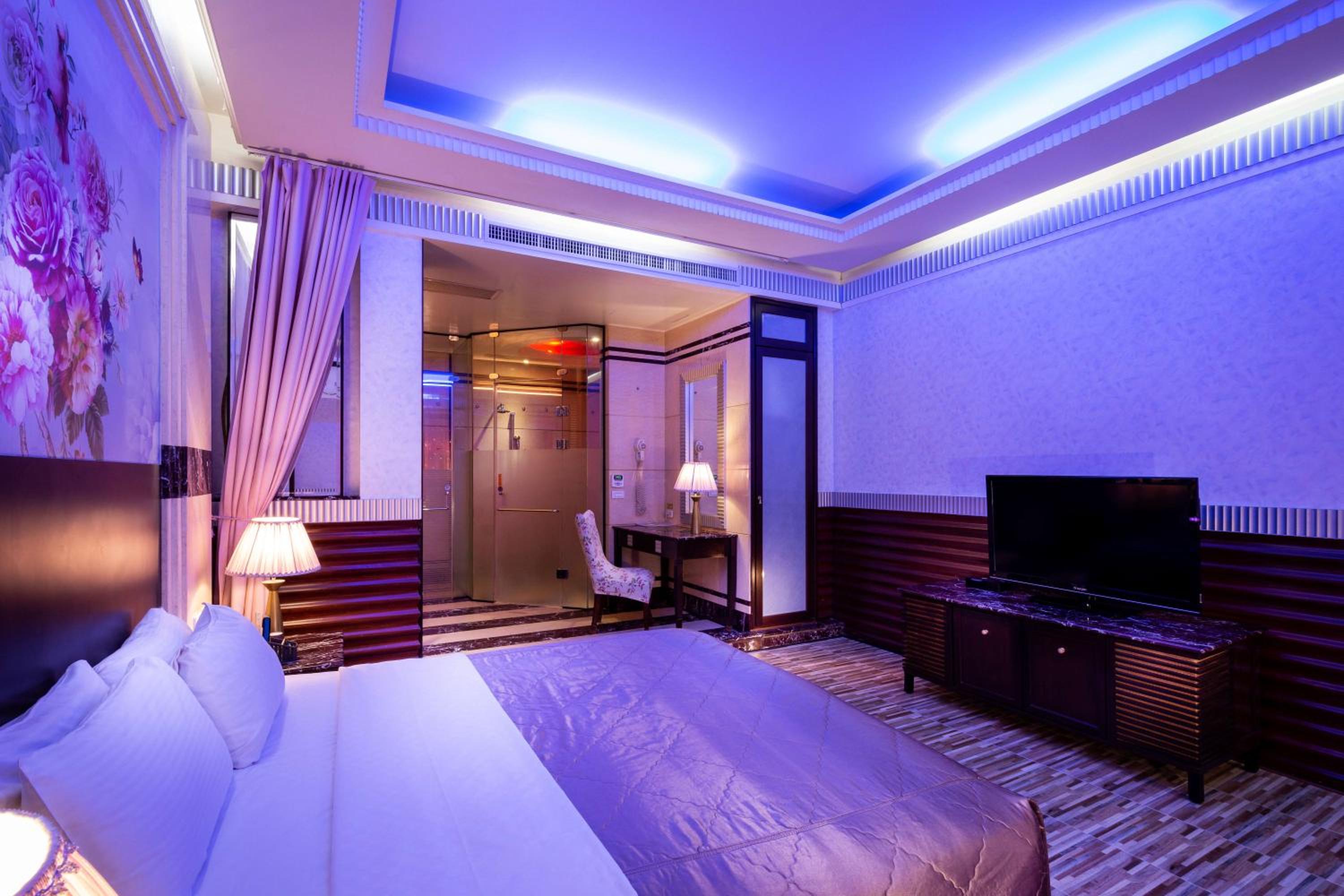 Deluxe Double Room with Bath - Photo 6