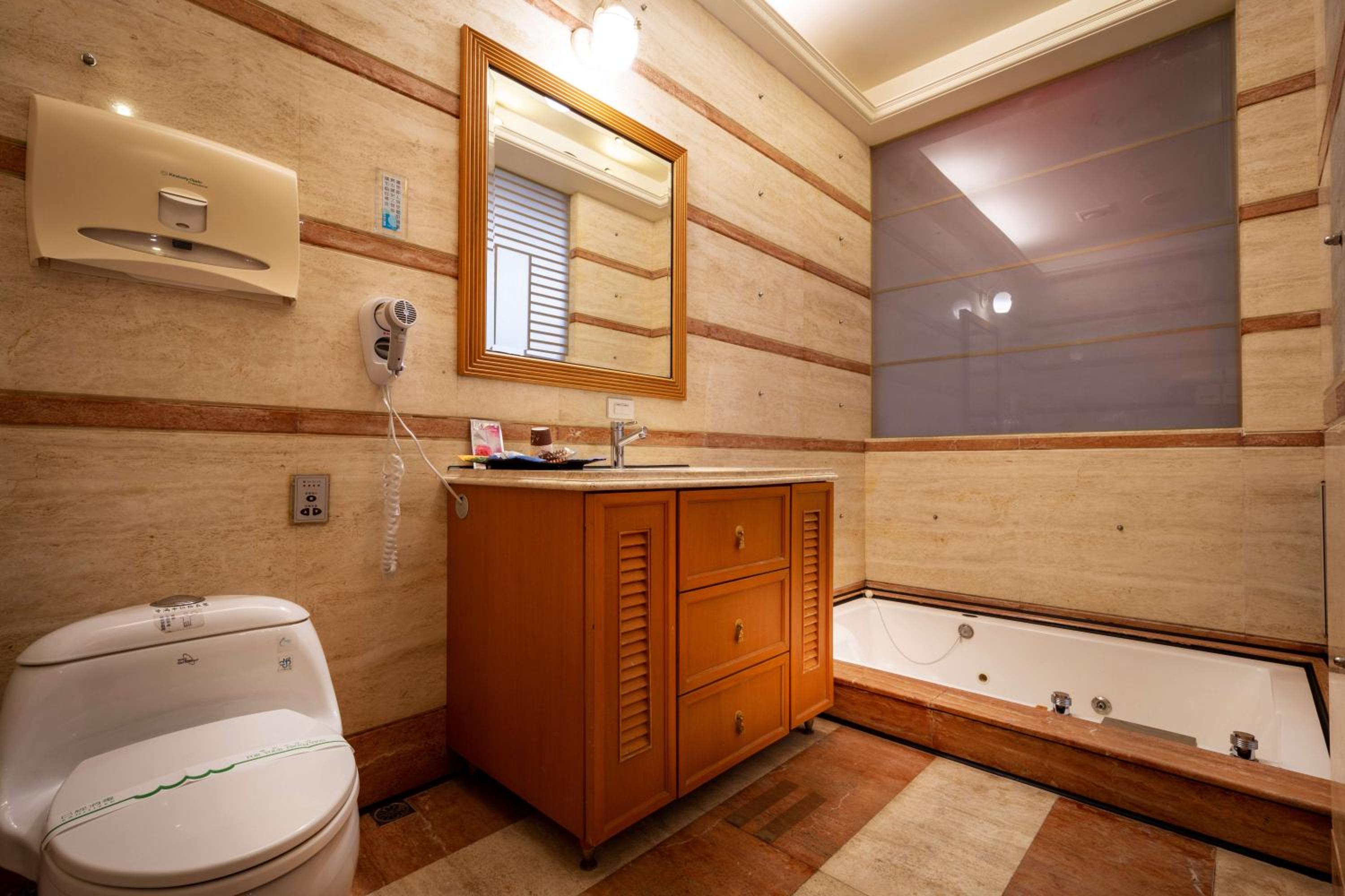 Deluxe Double Room with Bath - Photo 5