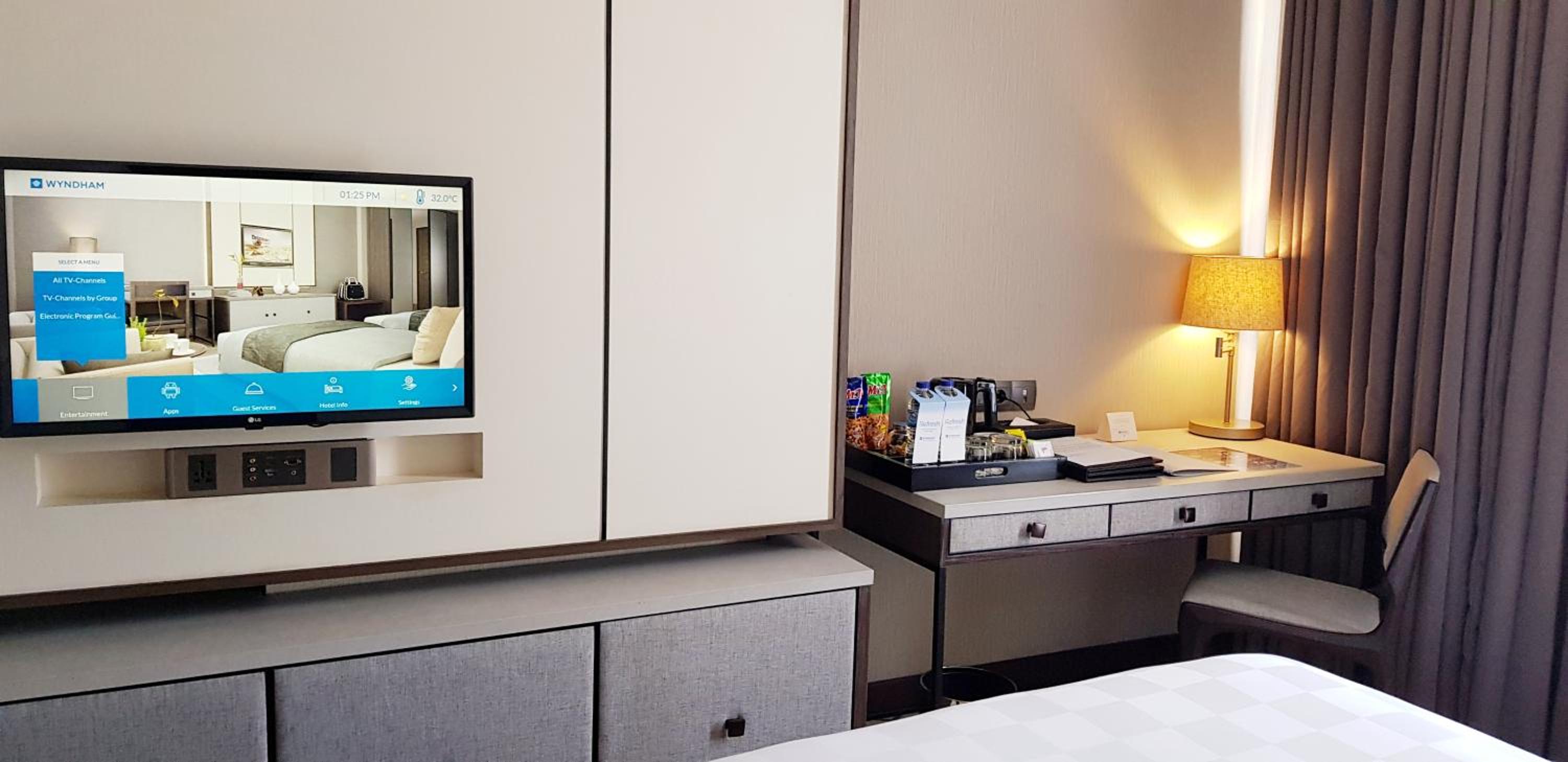 Executive - Queen Bed, Non-Smoking photo 1