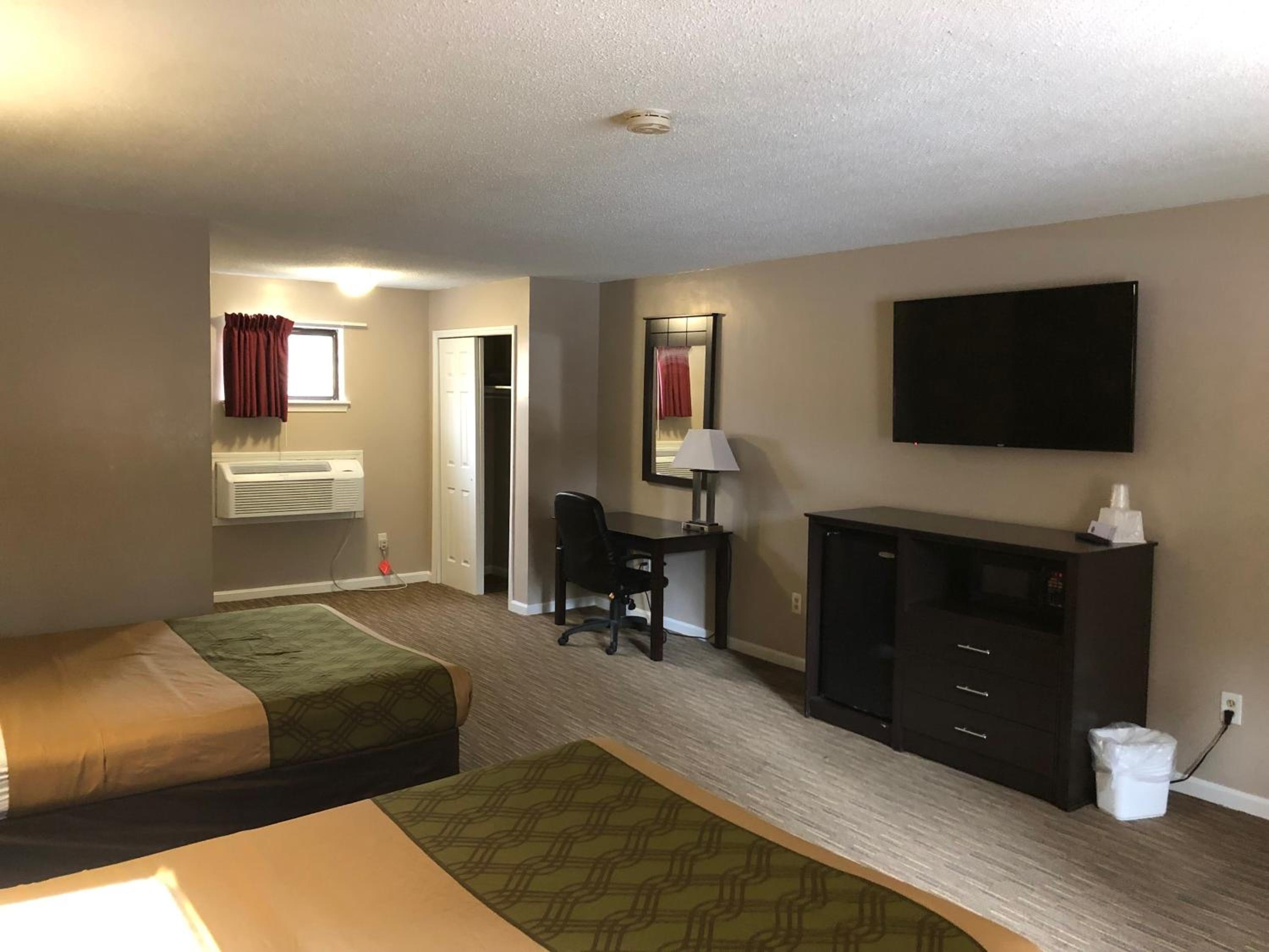 Queen Room with Two Queen Beds - Non Smoking photo 1