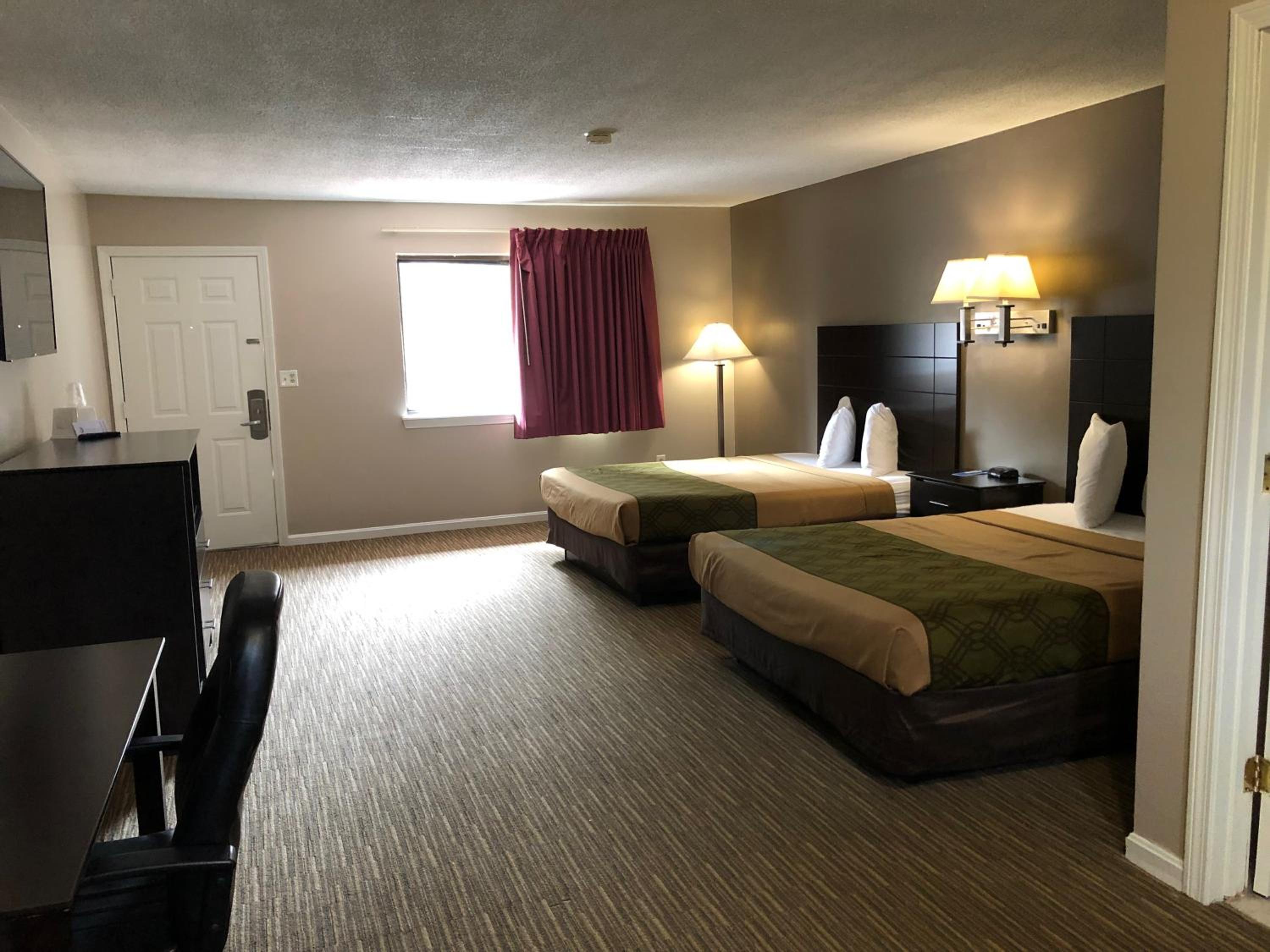 Queen Room with Two Queen Beds - Non Smoking photo 3