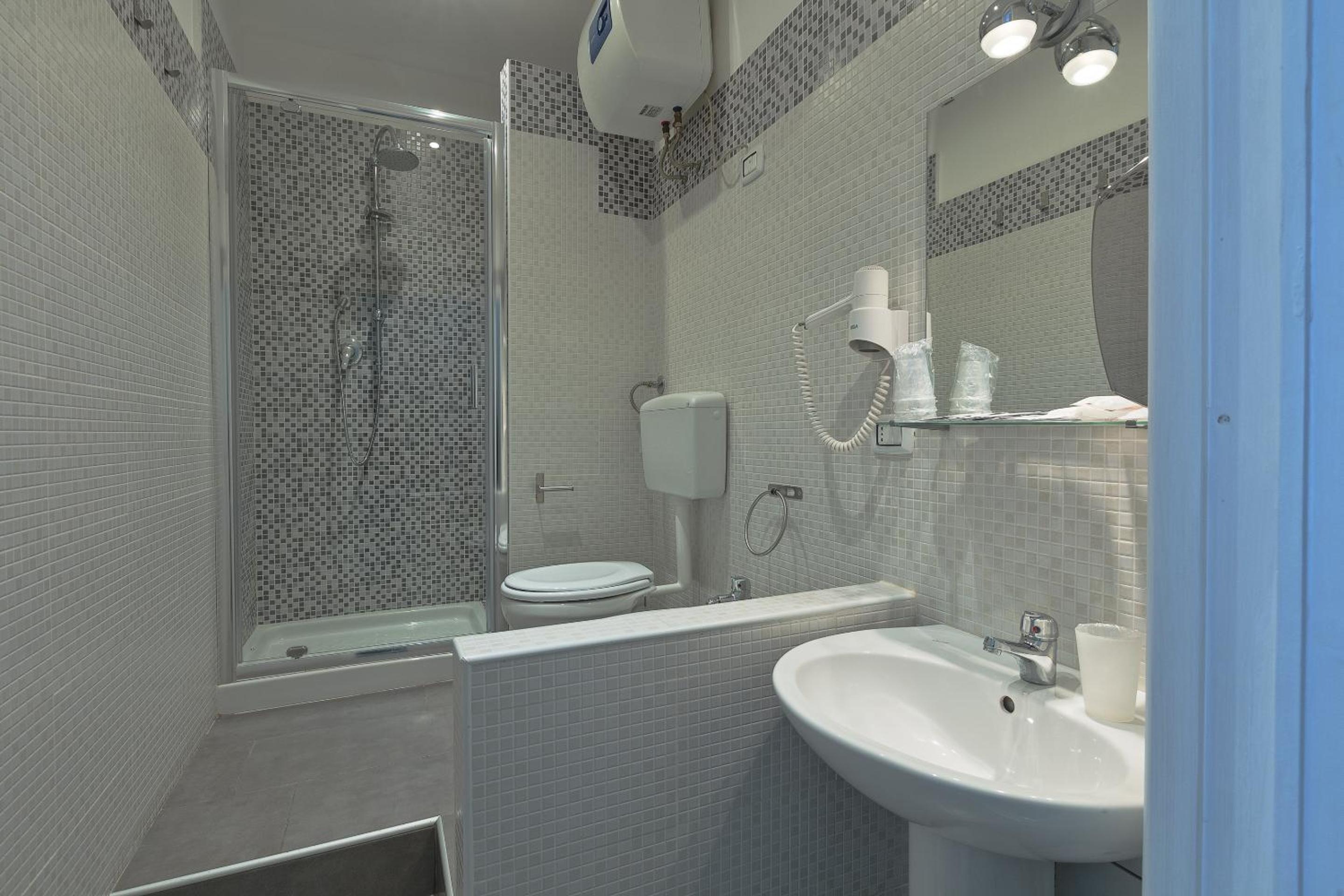 Triple Room with Balcony - Photo 6