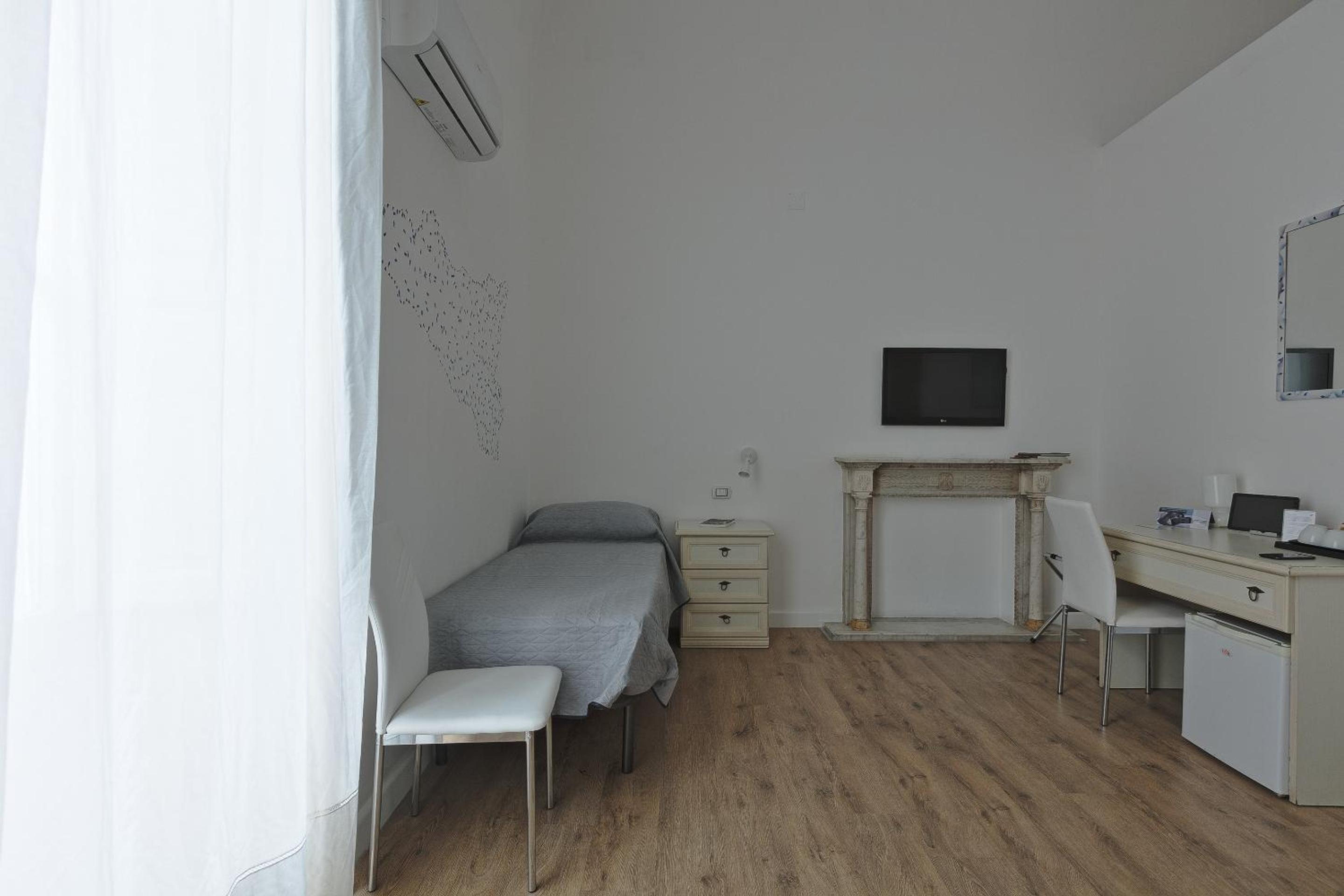 Triple Room with Balcony - Photo 2