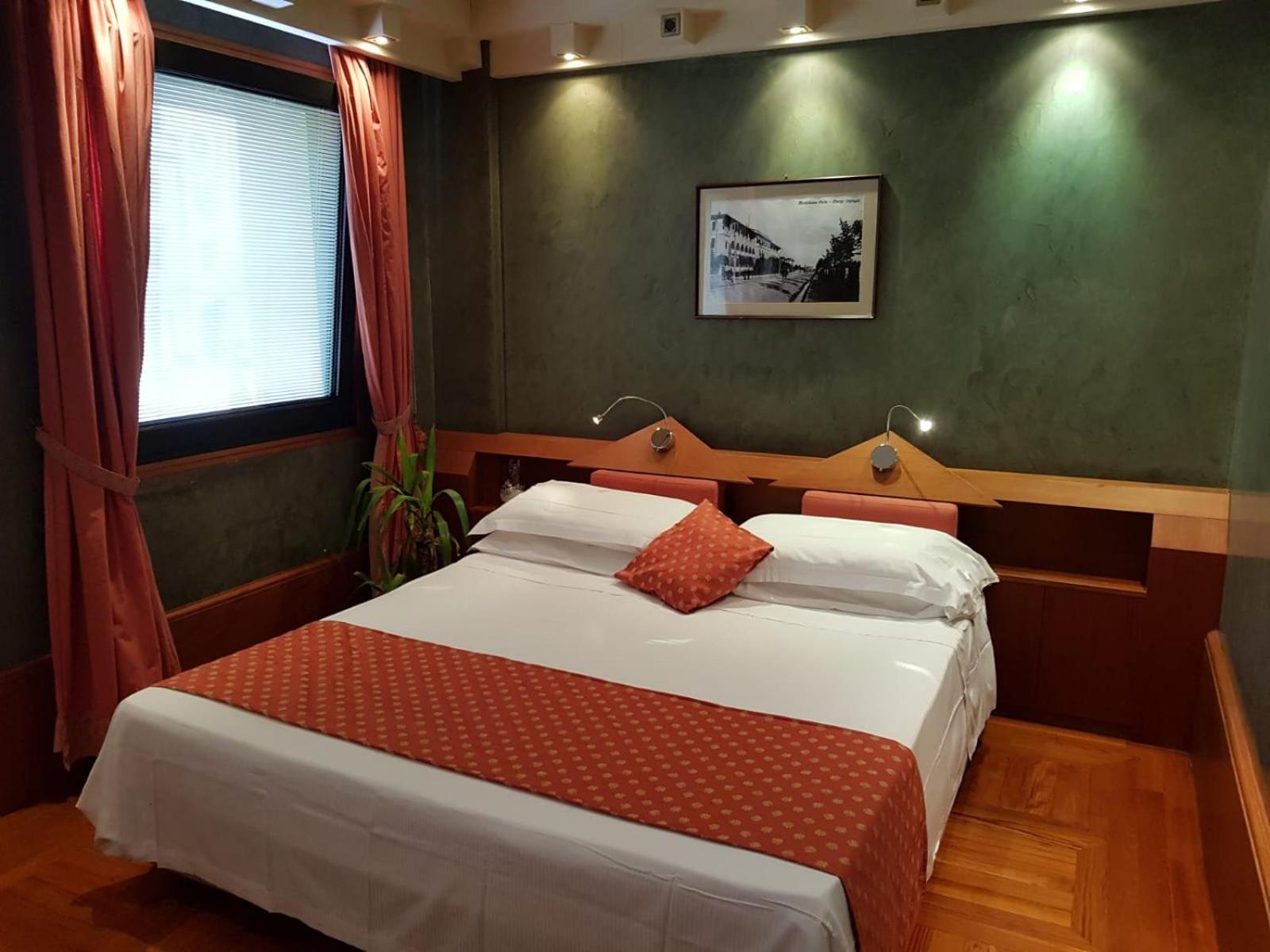 Standard Double Room - Photo 9