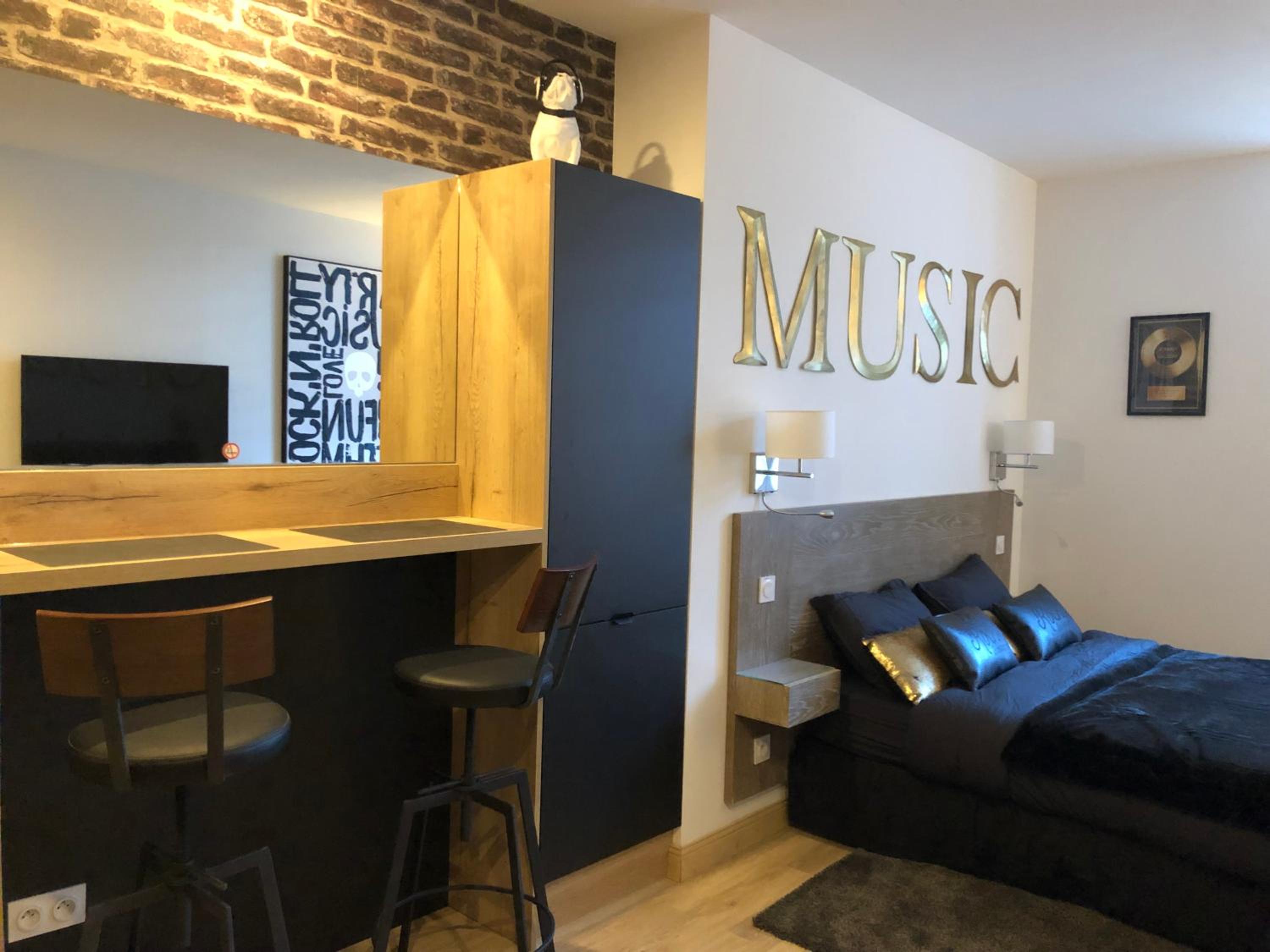 Studio Apartment - Photo 2