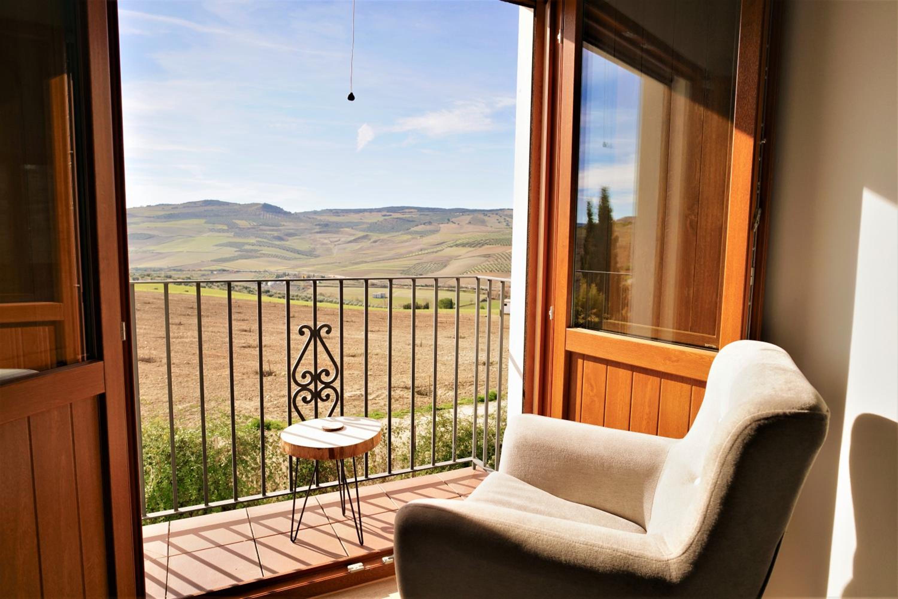 King Suite with Balcony - Photo 6