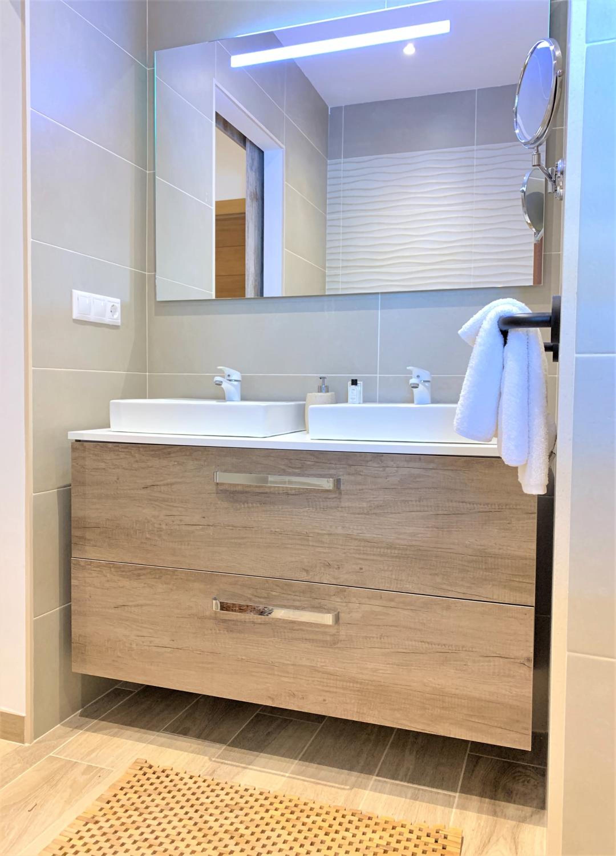 King Suite with Balcony - Photo 10