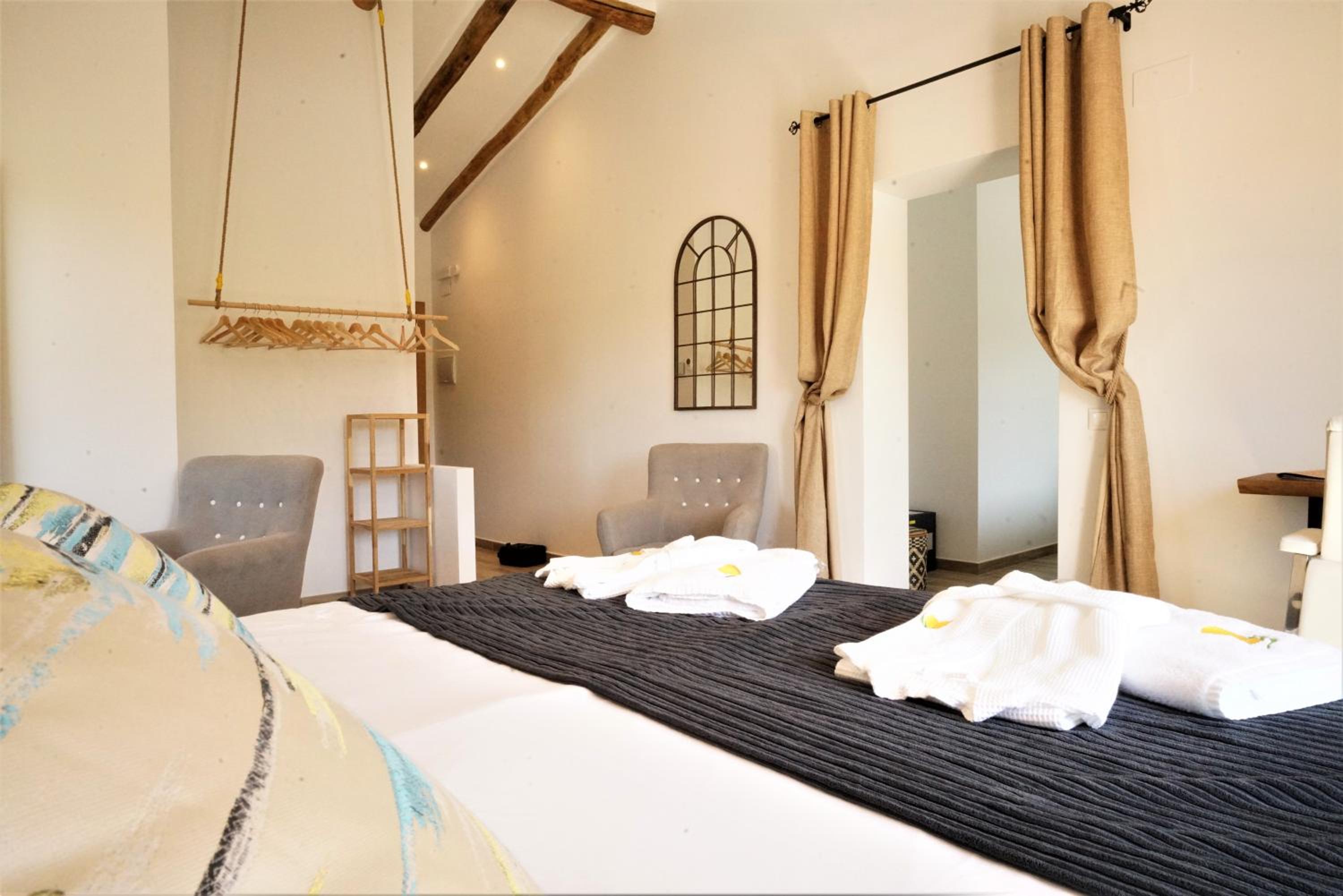 King Suite with Balcony - Photo 4